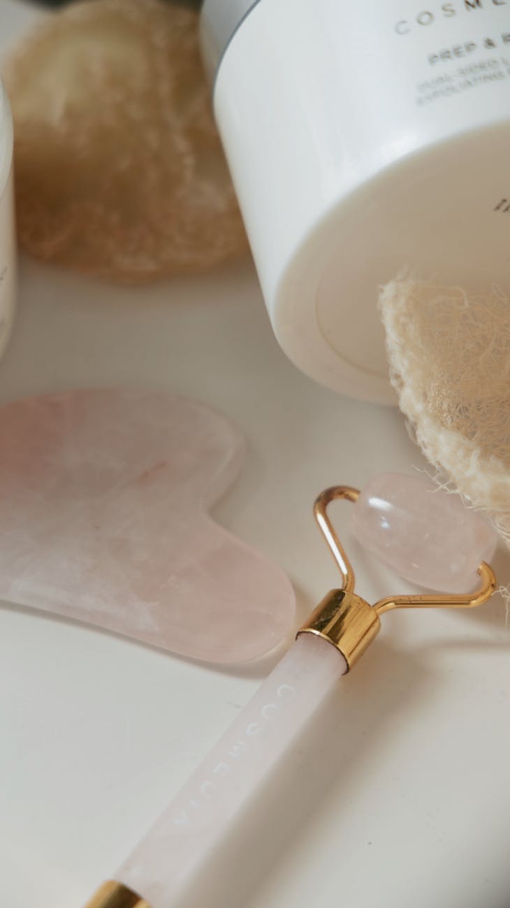 un plat apaisant et elegant d outils et de produits de soins de la peau parfait pour les themes de beaute et de bien etre