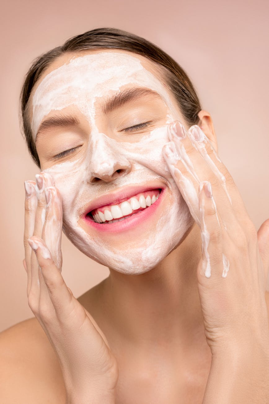 femme avec du savon pour le visage blanc sur le visage