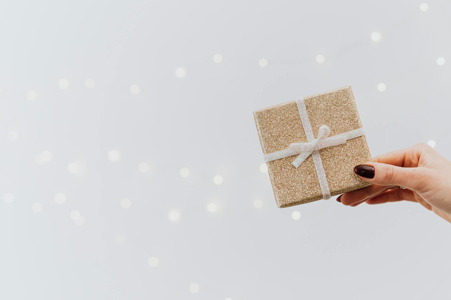 photos gratuites de anniversaire arriere plan blanc boite cadeau