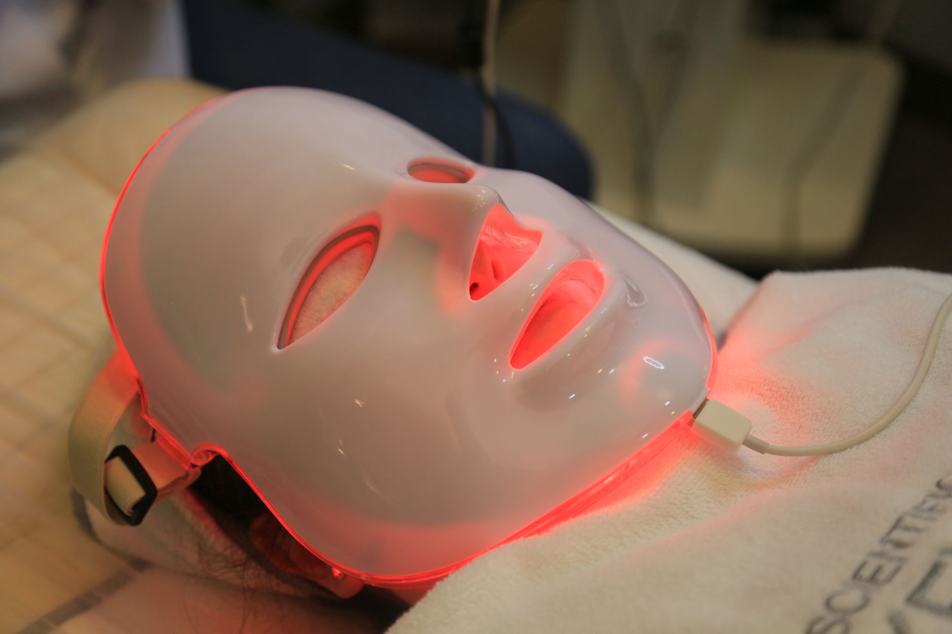 gros plan d un masque lumineux led utilise dans les traitements modernes de soins de la peau