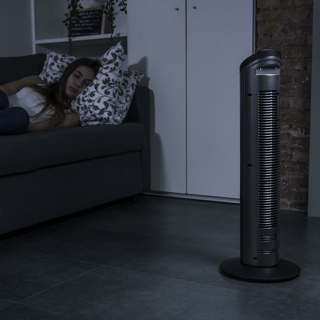 tour-ventilateur-camera-espion-4k-uhd-vue-dans-une-piece-nuit