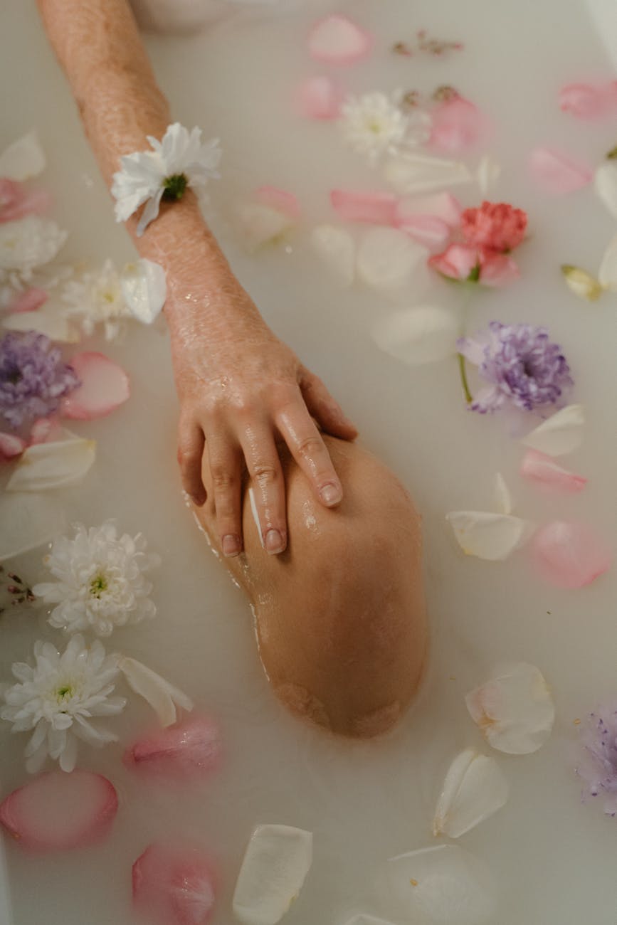 des fleurs sur une baignoire