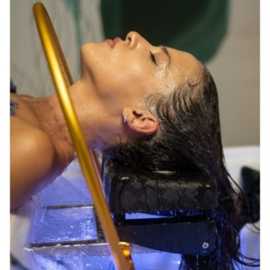 une femme adulte profite d un bain de glace regenerant dans un spa mettant l accent sur la detente et le bien etre