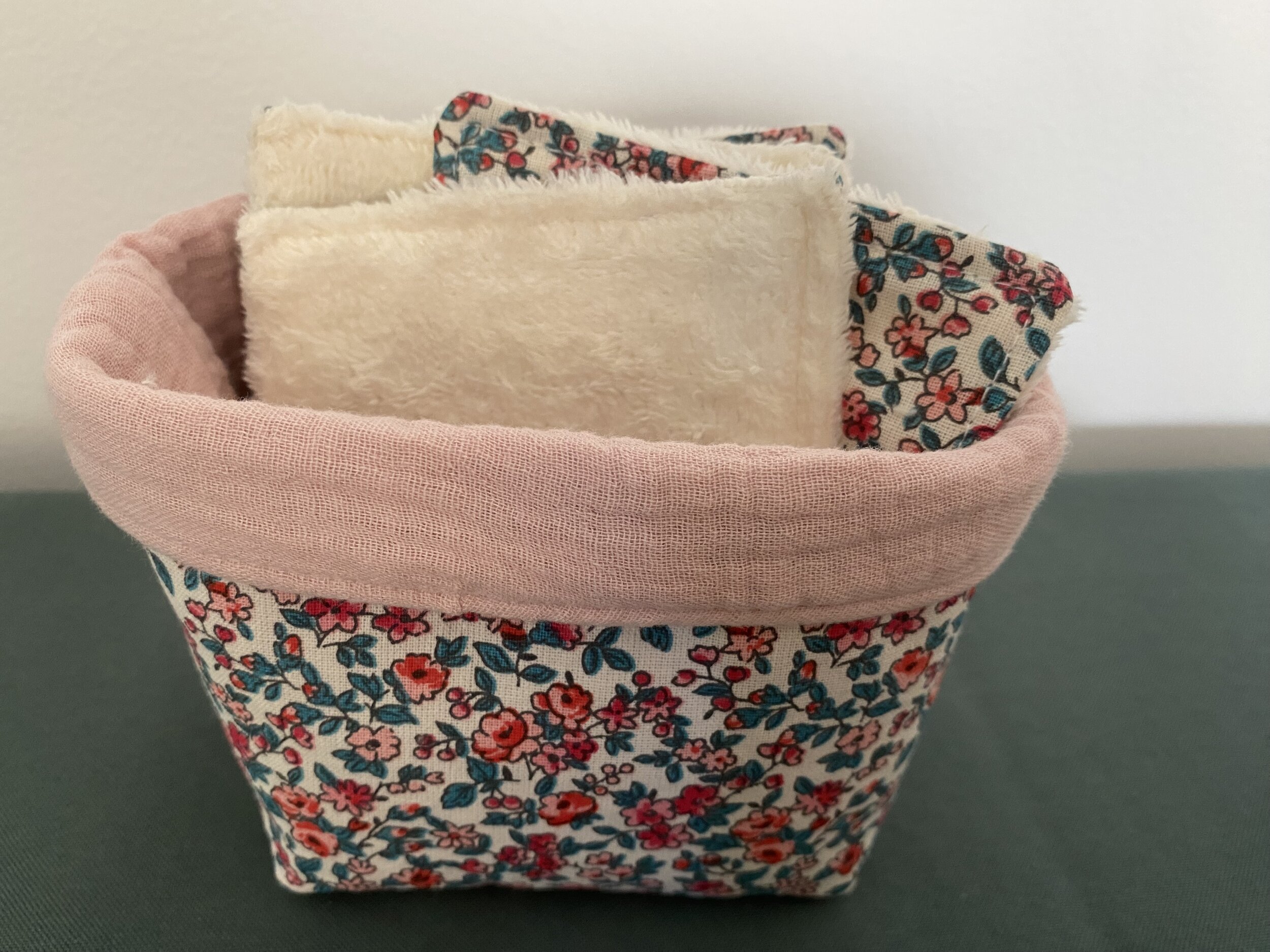 Détail du tissu fleuri de la panière et des lingettes lavables