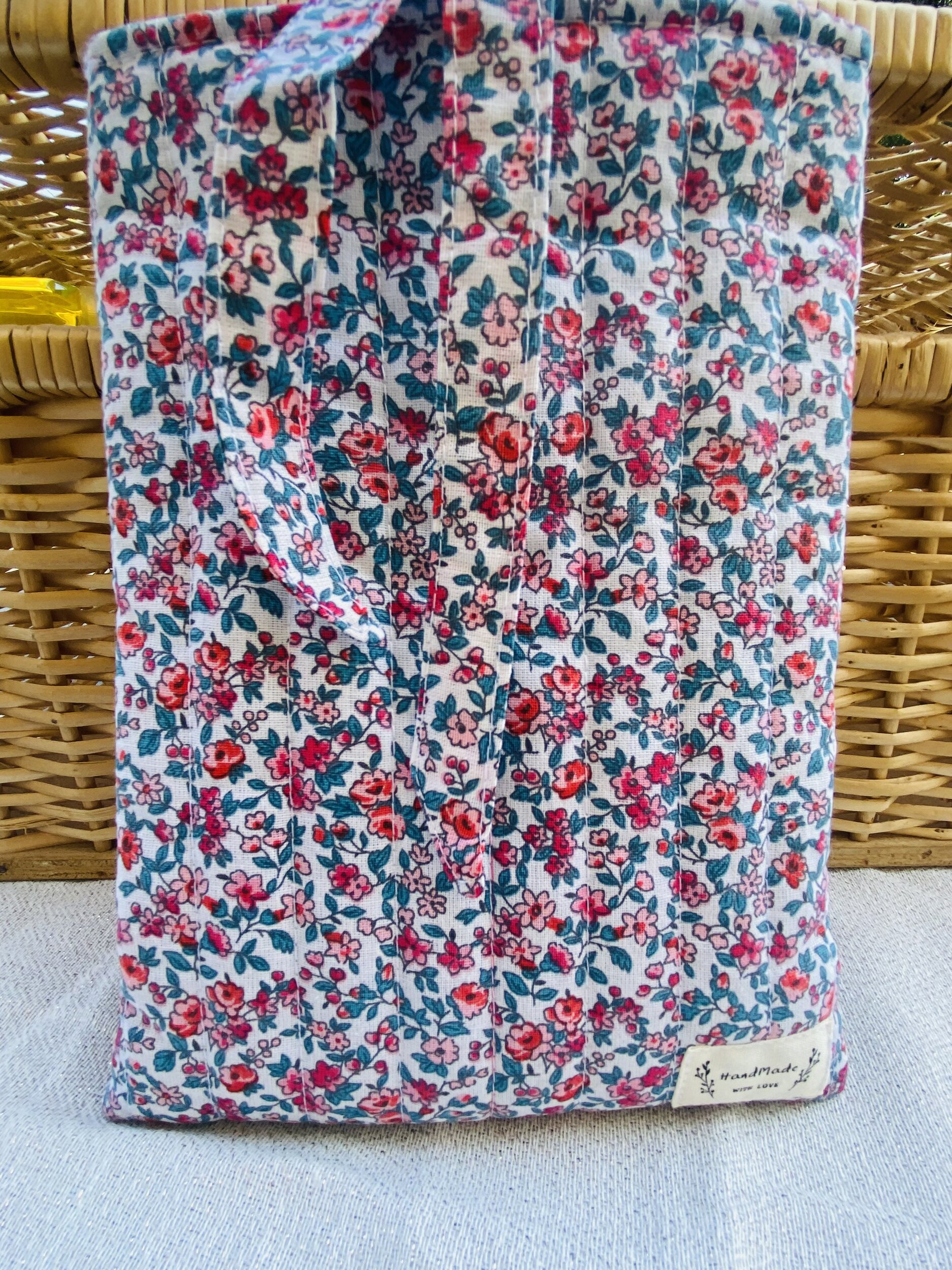 Housse de livre en tissu fleuri rose faite main avec doublure écrue et deux liens