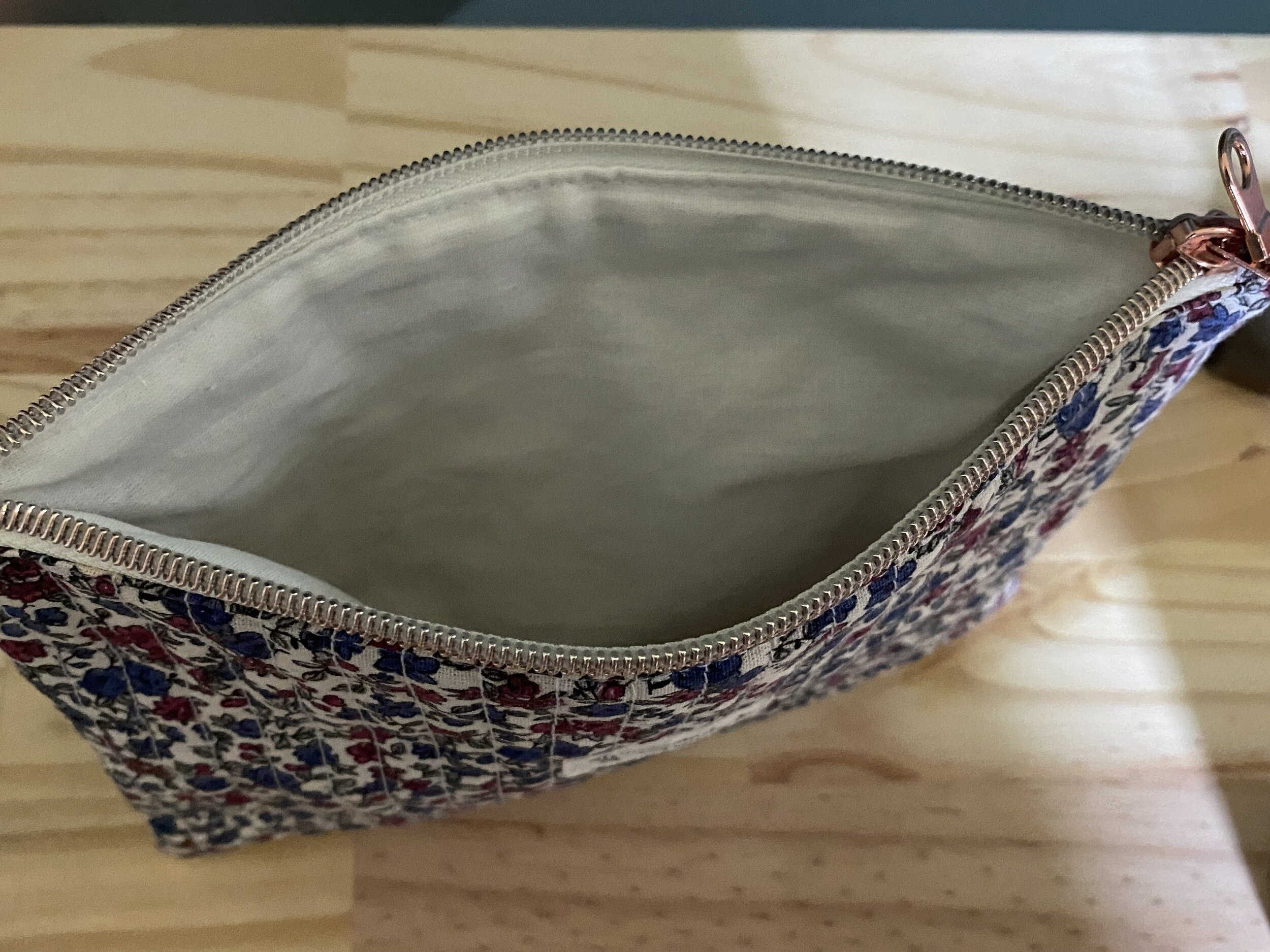 Finitions soignées de la pochette en tissu