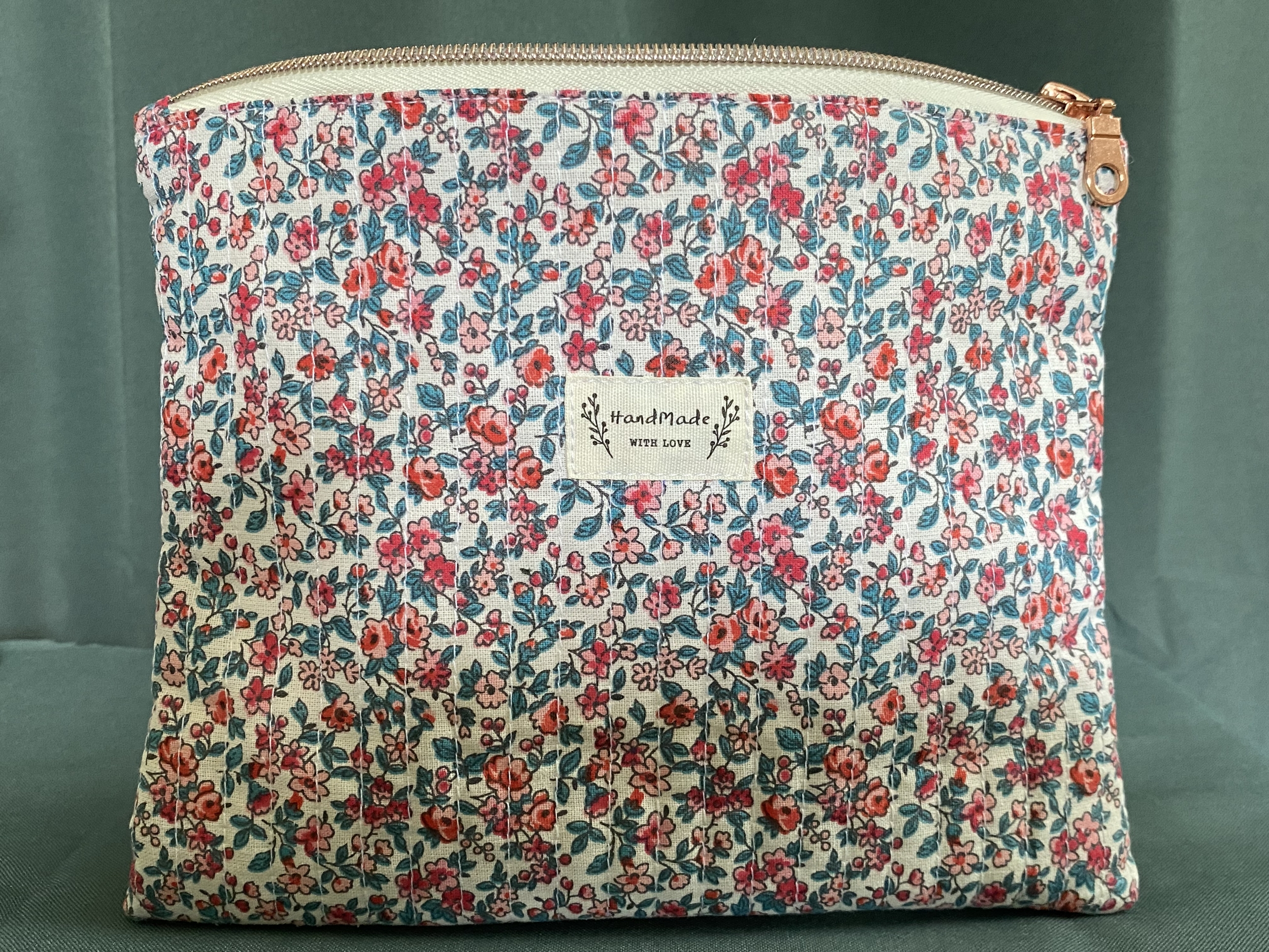 Pochette artisanale en tissu matelassé