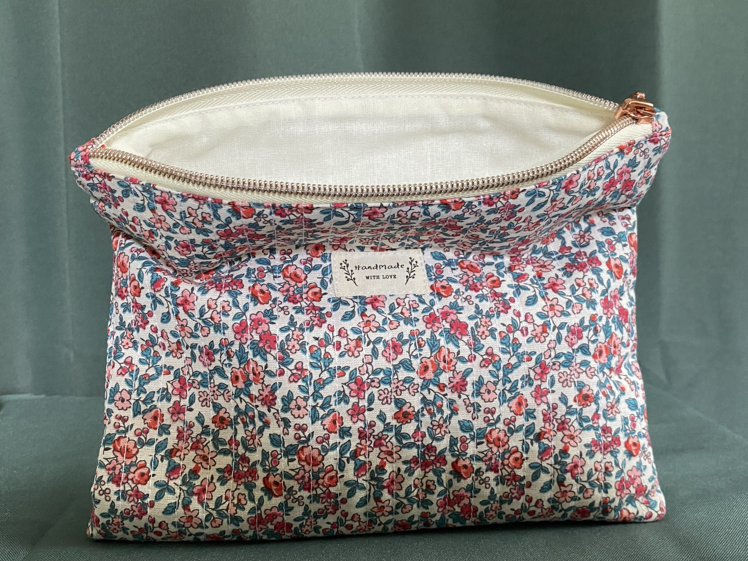 Intérieur de la pochette fleurie matelassée