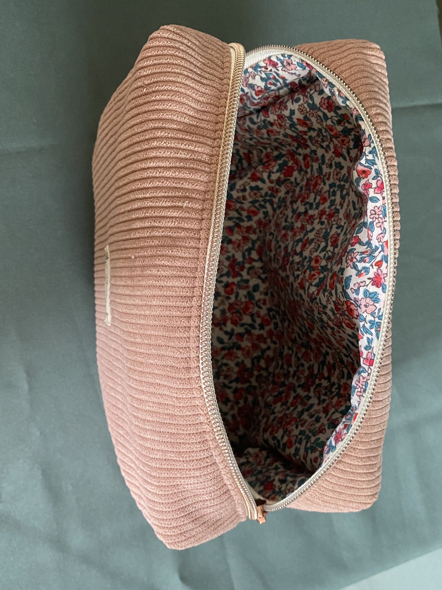 Intérieur de la trousse de toilette avec doublure en coton
