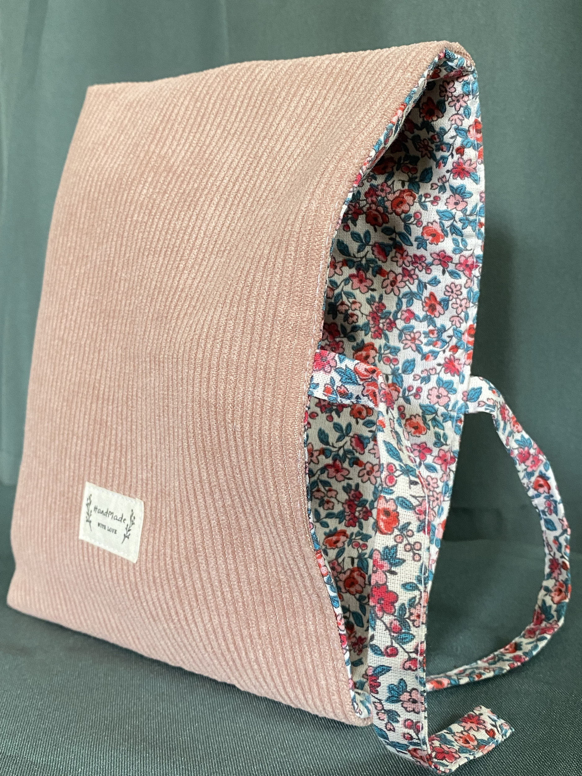Intérieur de la pochette à livre avec tissu fleuri