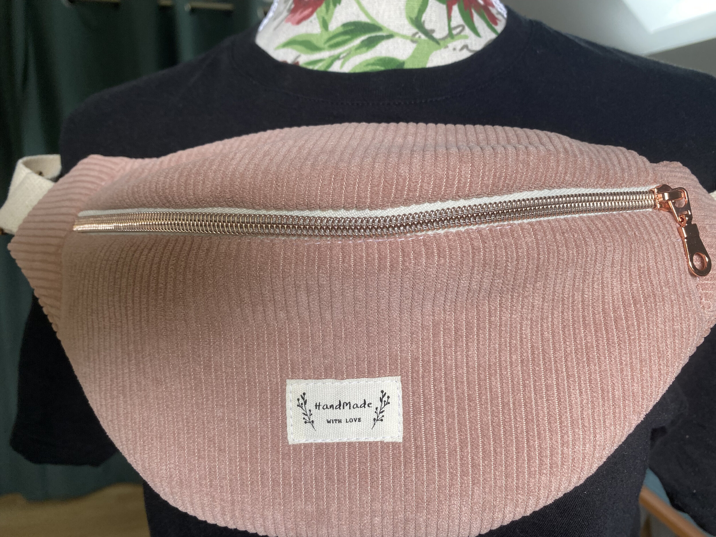 Détail du velours côtelé rose et de la fermeture éclair dorée