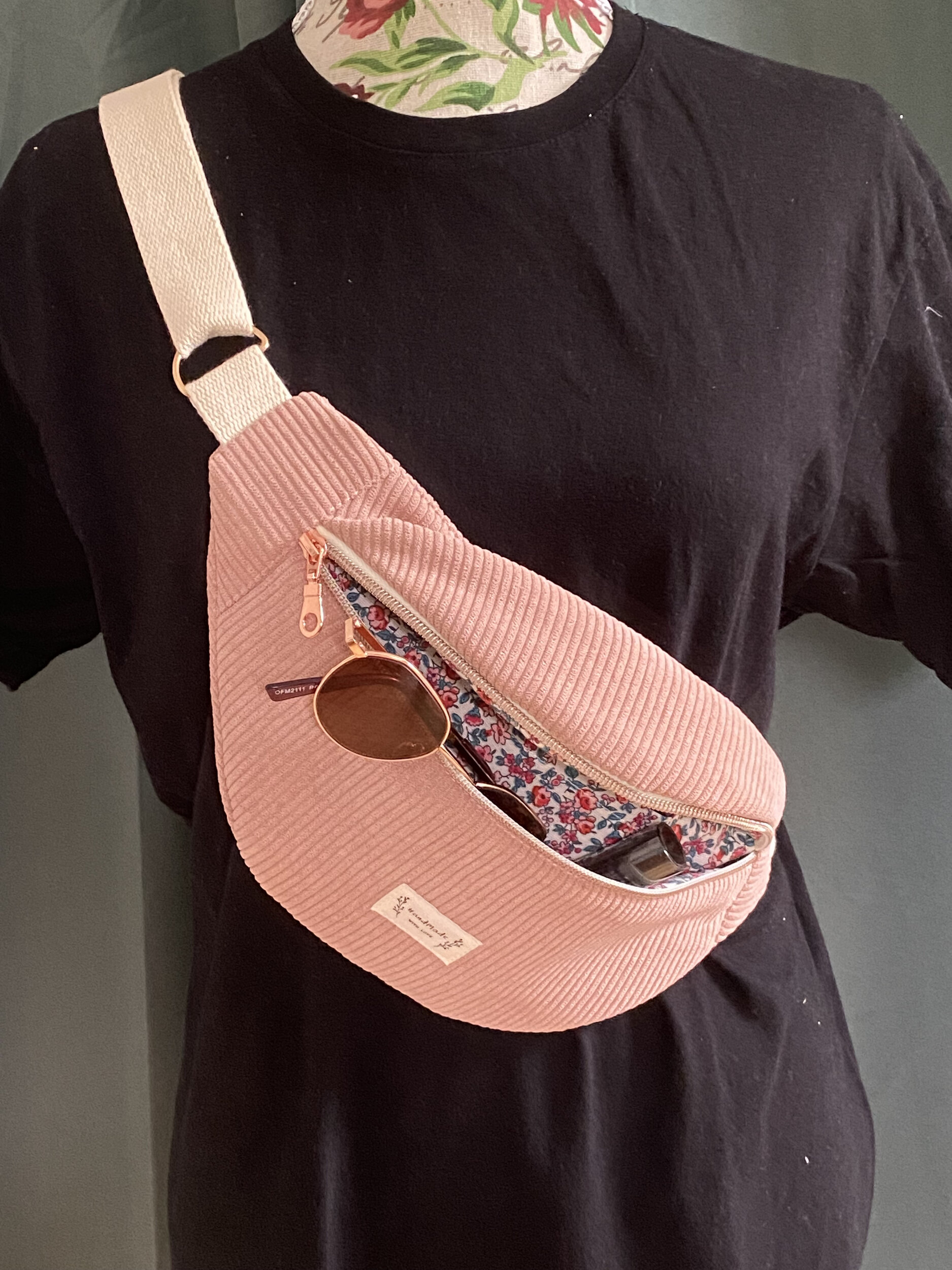 Sac banane femme porté en bandoulière velours rose poudré