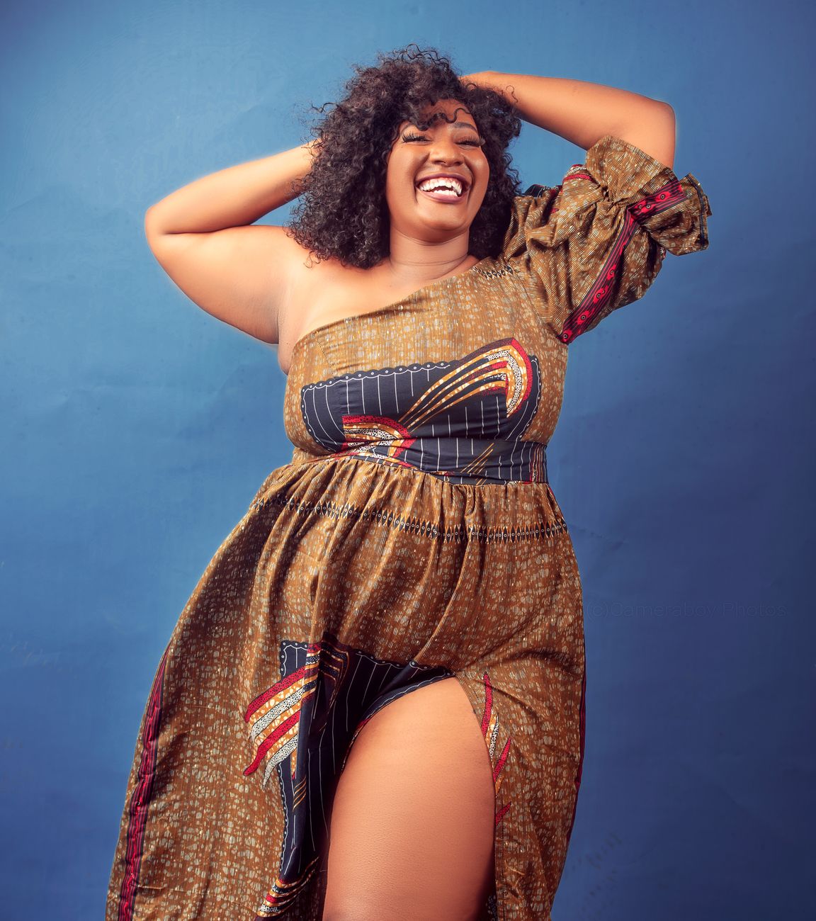 femme grande taille joyeuse et confiante dans une robe coloree degageant positivite et assurance