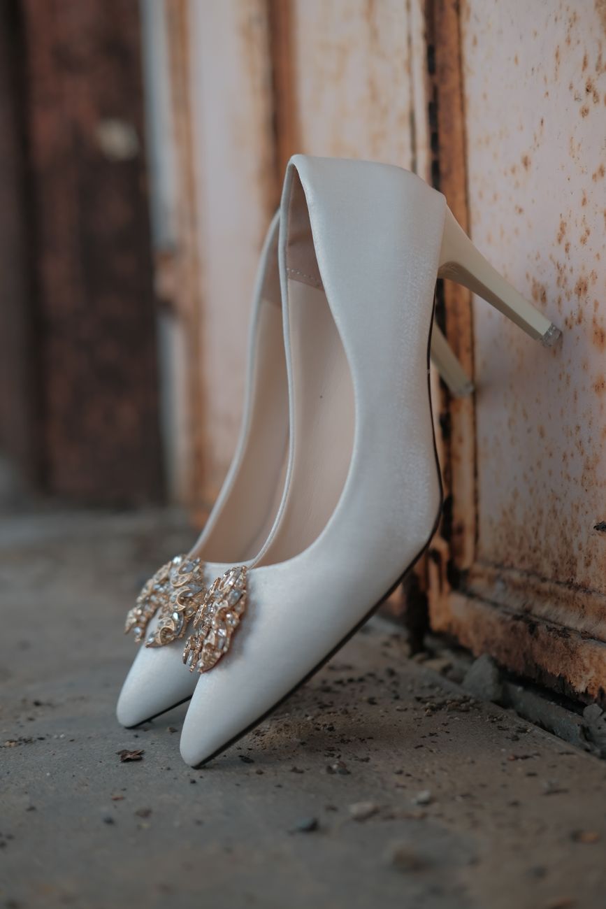 des escarpins blancs sophistiques avec des embellissements scintillants sur un fond rustique
