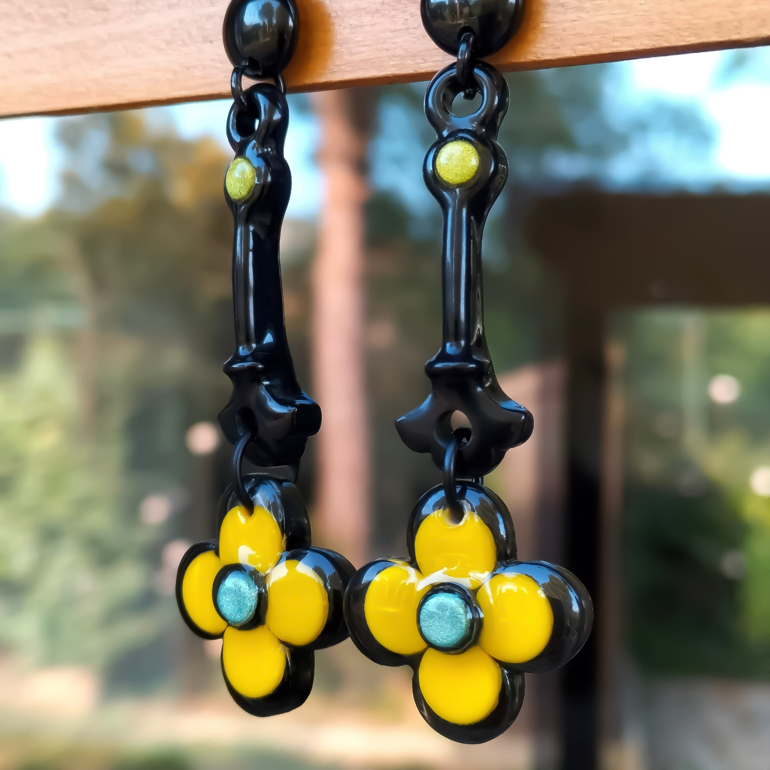 Boucles-oreilles-longues-fleurs-jaunes-noires-1