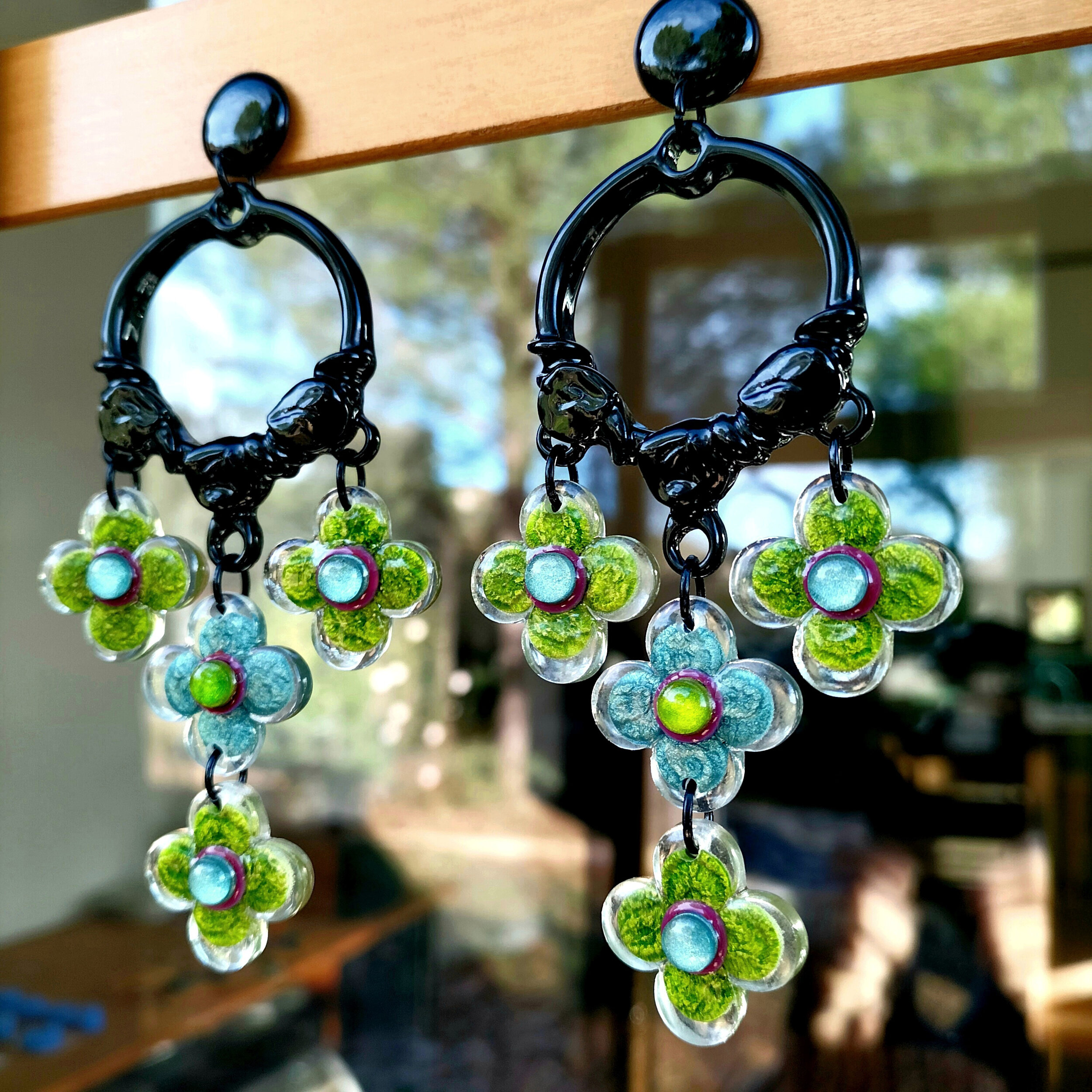 Boucles-oreilles-xxl-fleurs-vertes-bleues-3