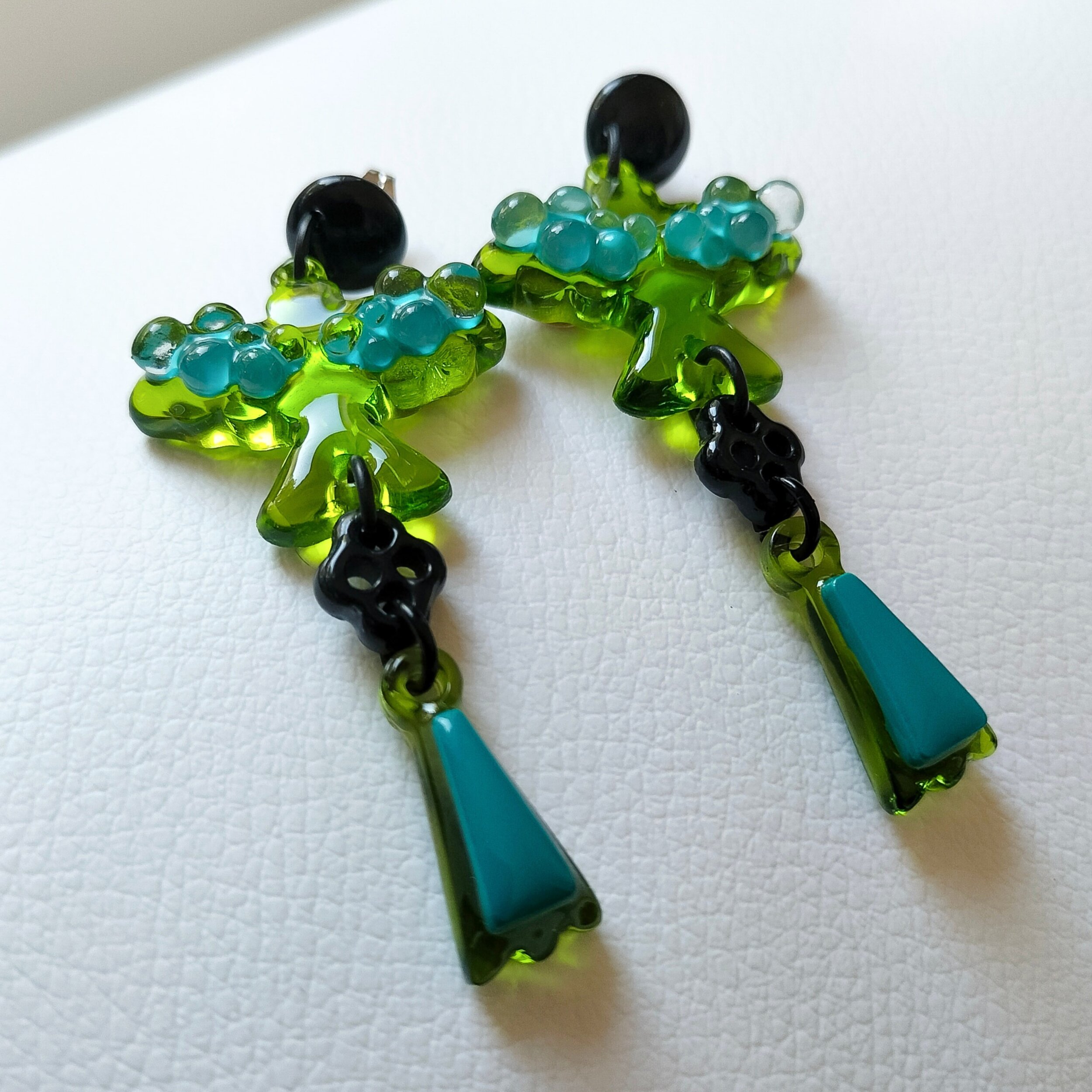 Boucles-d-oreilles-large-oiseaux-verts-bleus-1