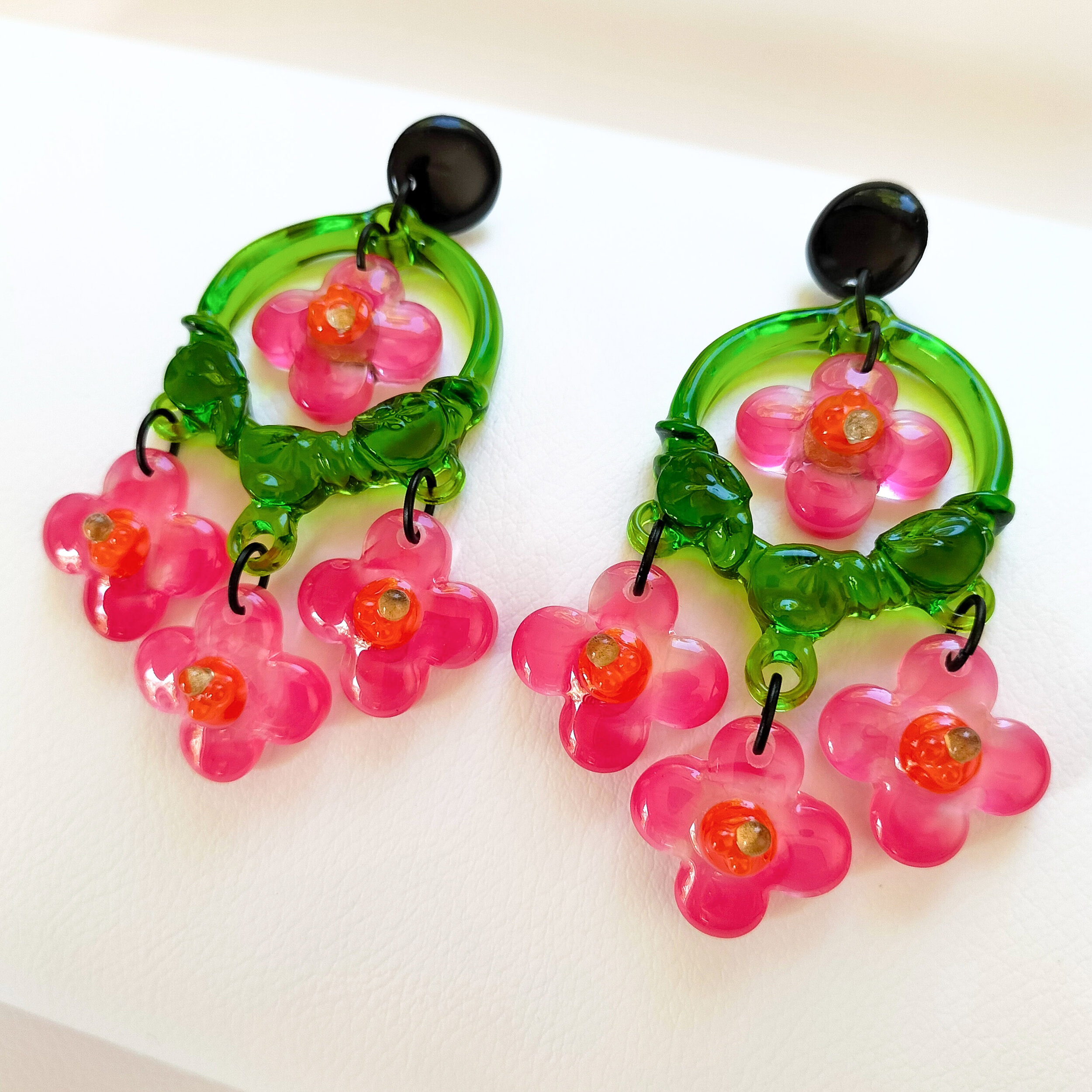 boucles-d-oreilles-xl-creole-verte-fleurs-roses-2