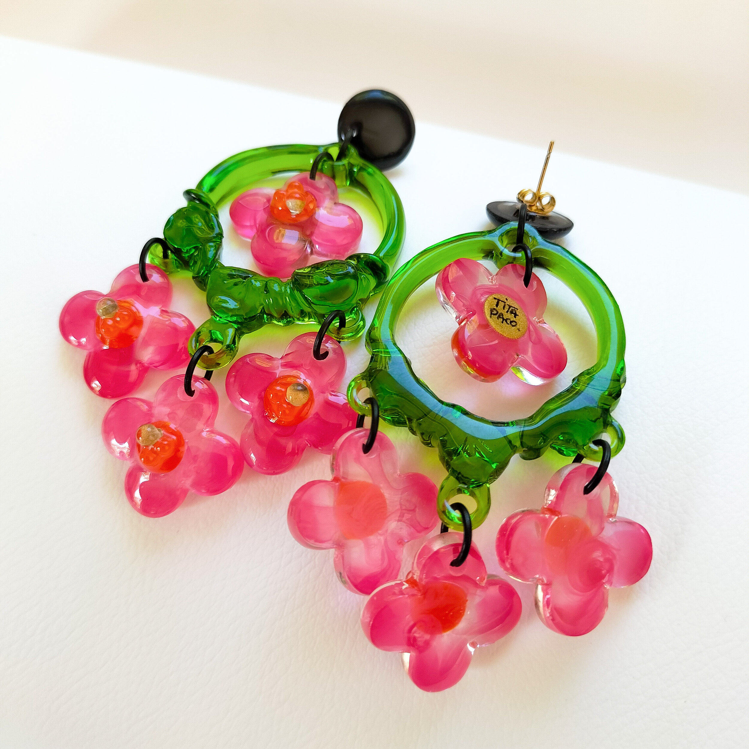 boucles-d-oreilles-xl-creole-verte-fleurs-roses-1