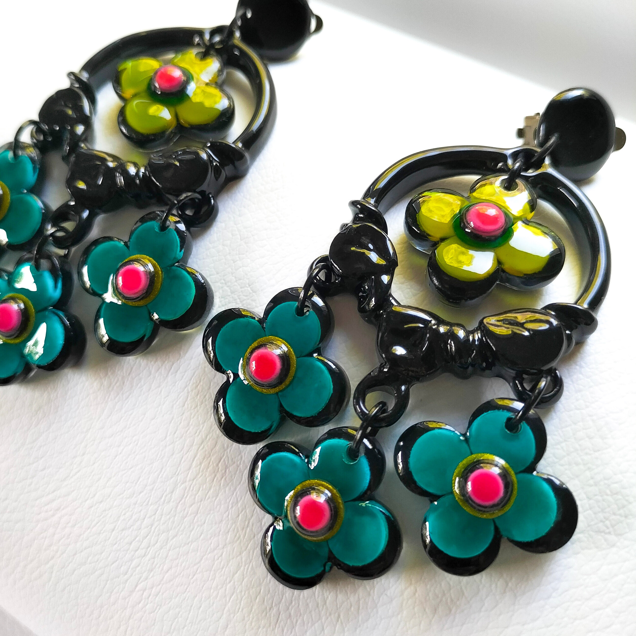 Boucles-oreilles-grandes-fleurs-turquoise-vertes-7