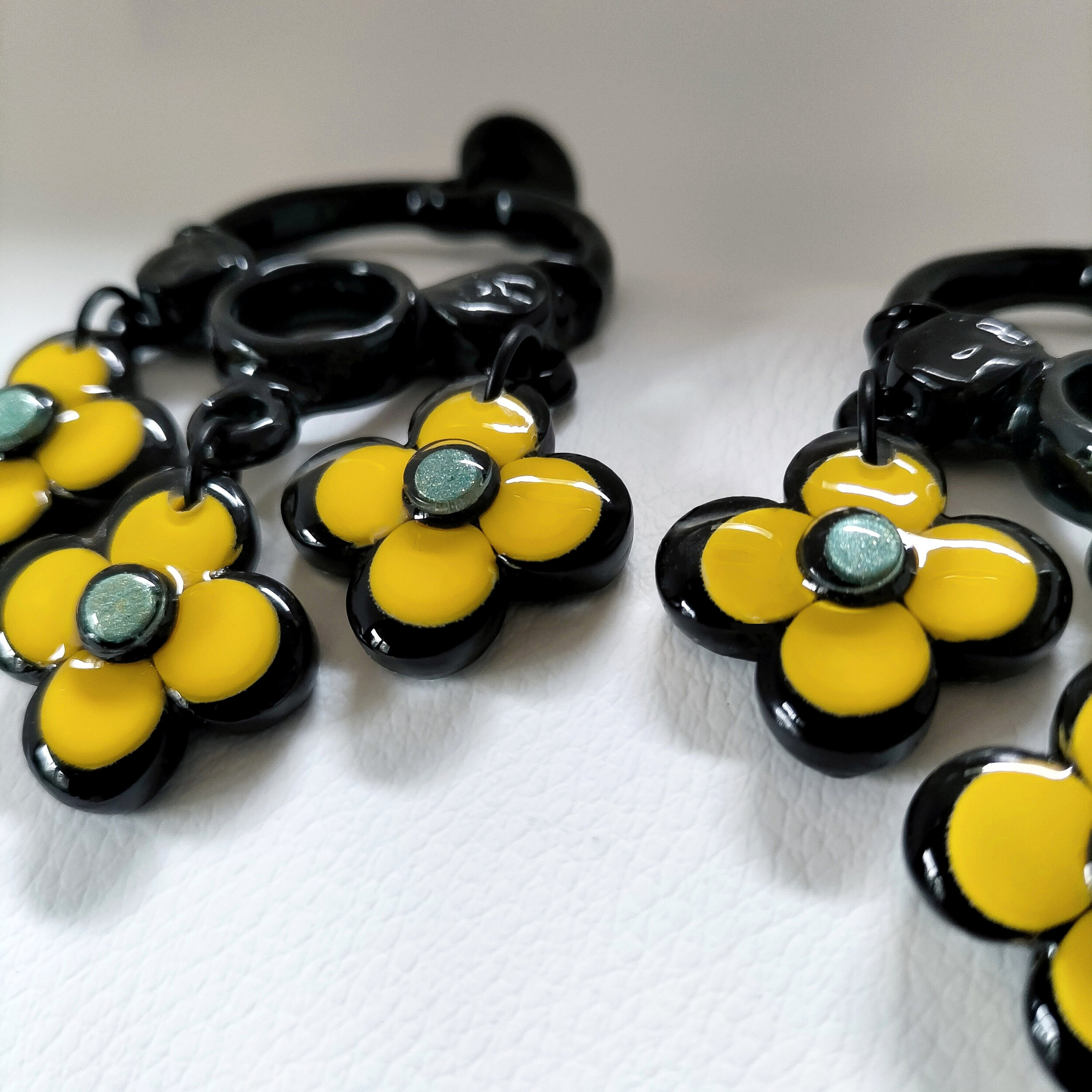 Boucles-oreilles-grandes-fleur-jaune-noire-8