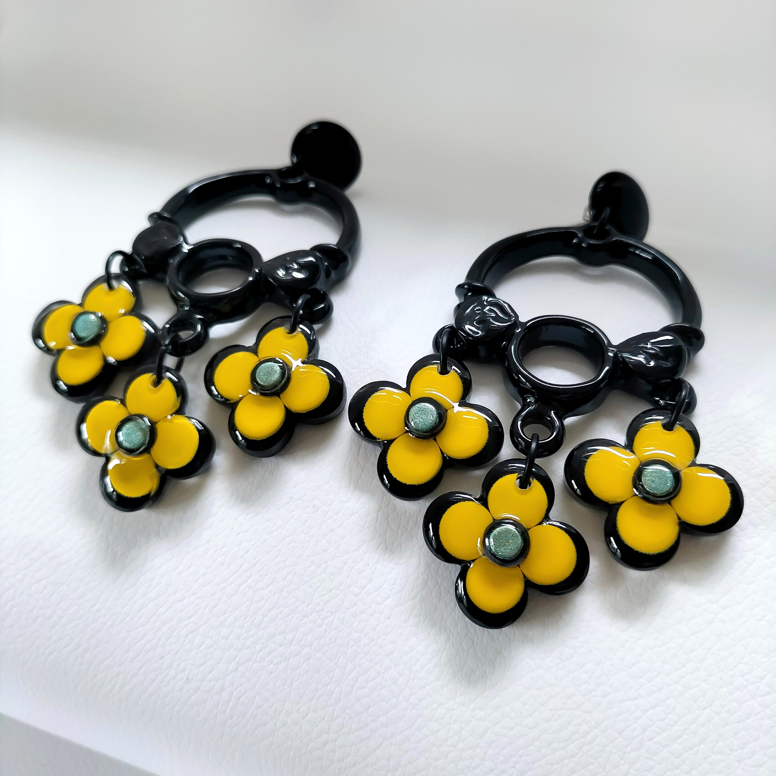 Boucles-oreilles-grandes-fleur-jaune-noire-6