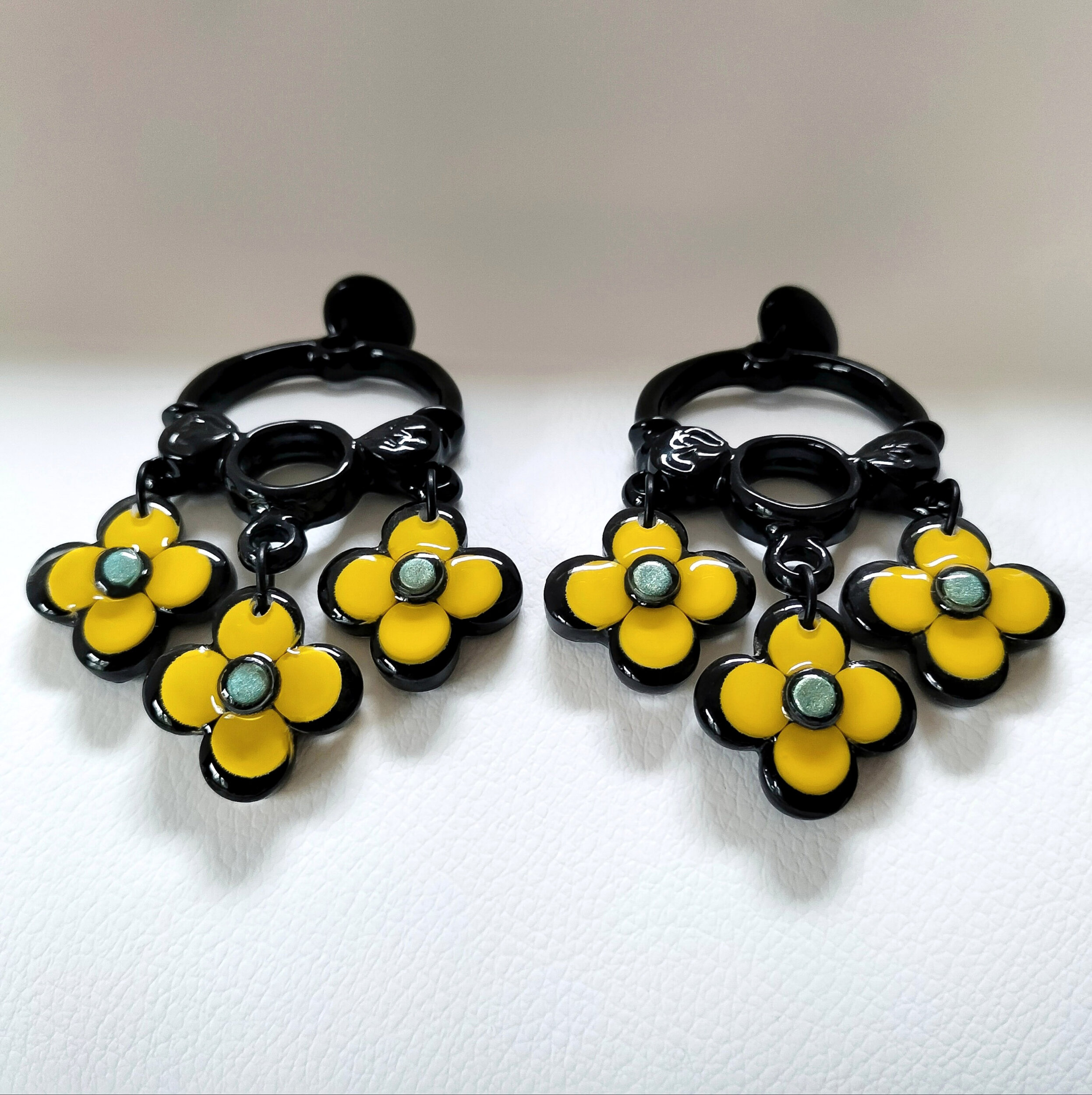 Boucles-oreilles-grandes-fleur-jaune-noire-7