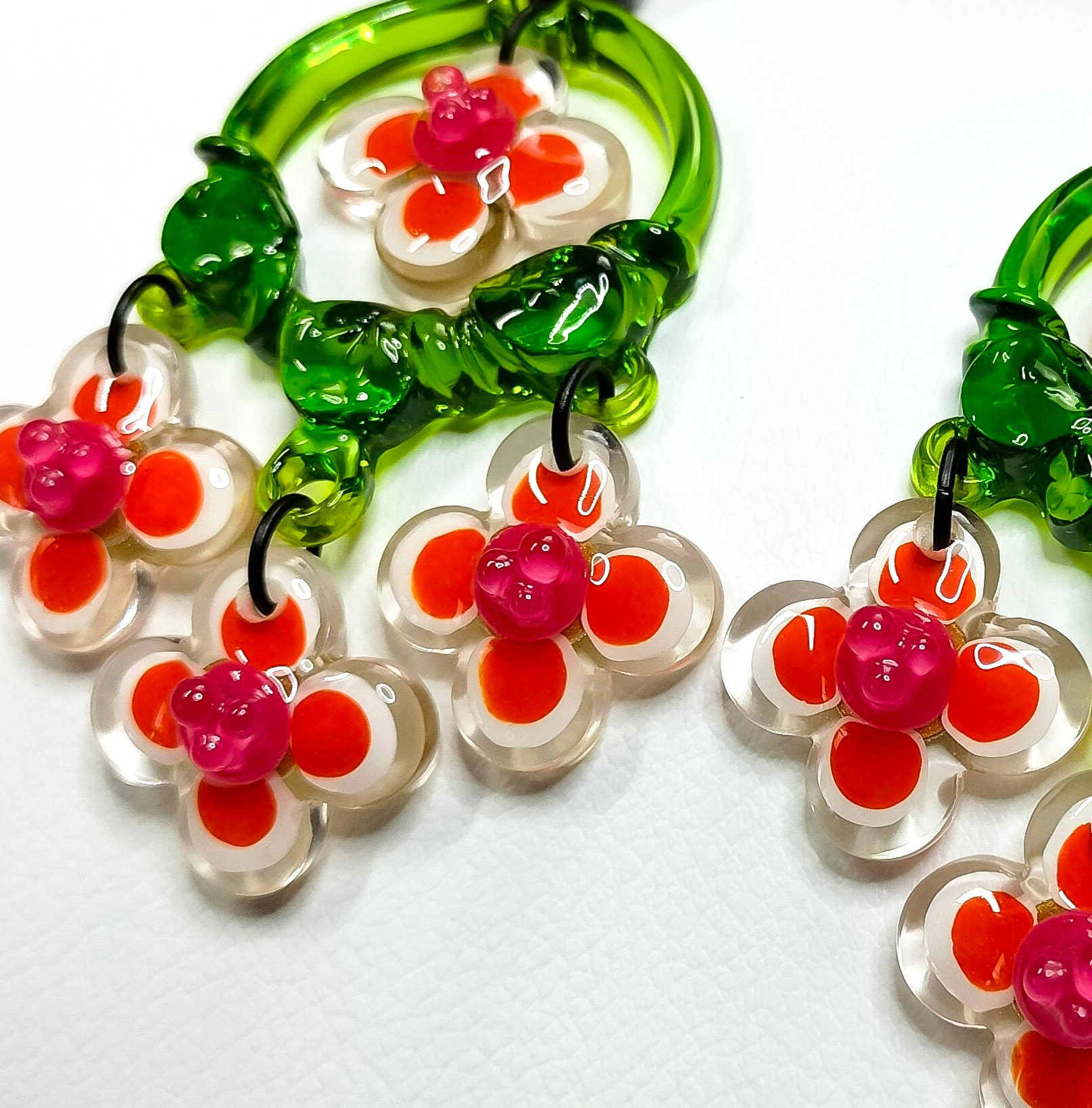 Boucles-oreilles-creoles-vertes-fleurs-orange-10