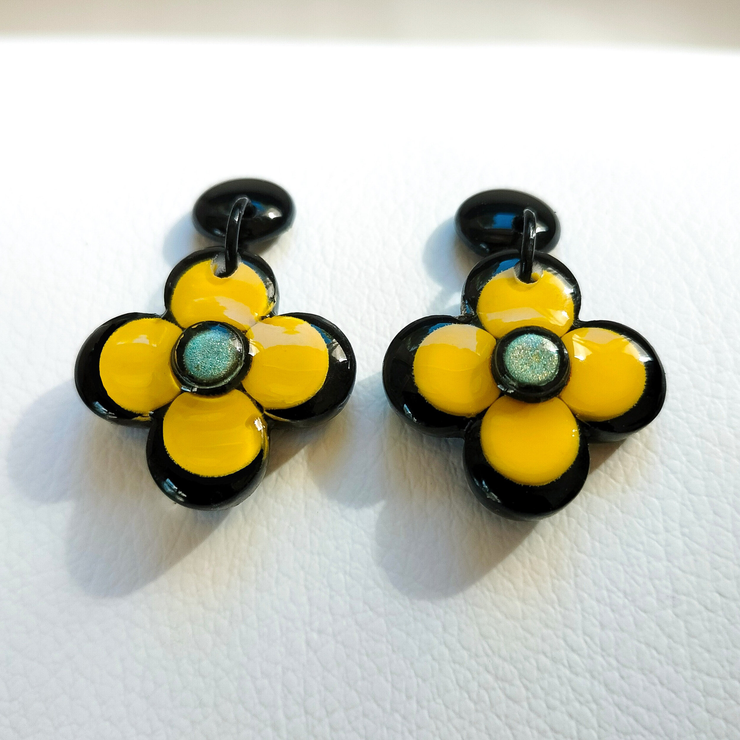 Boucle-oreilles-petite-fleur-jaune-noire-8