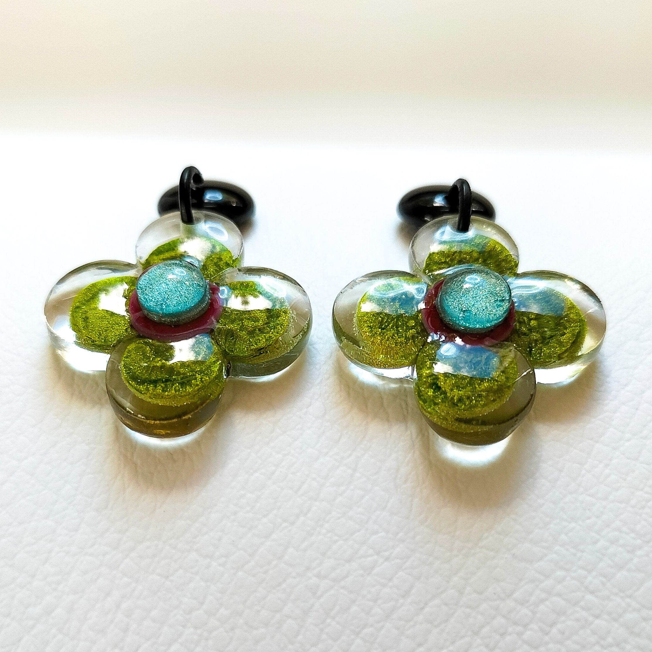 Boucles-oreilles-petites-fleur-verte-10