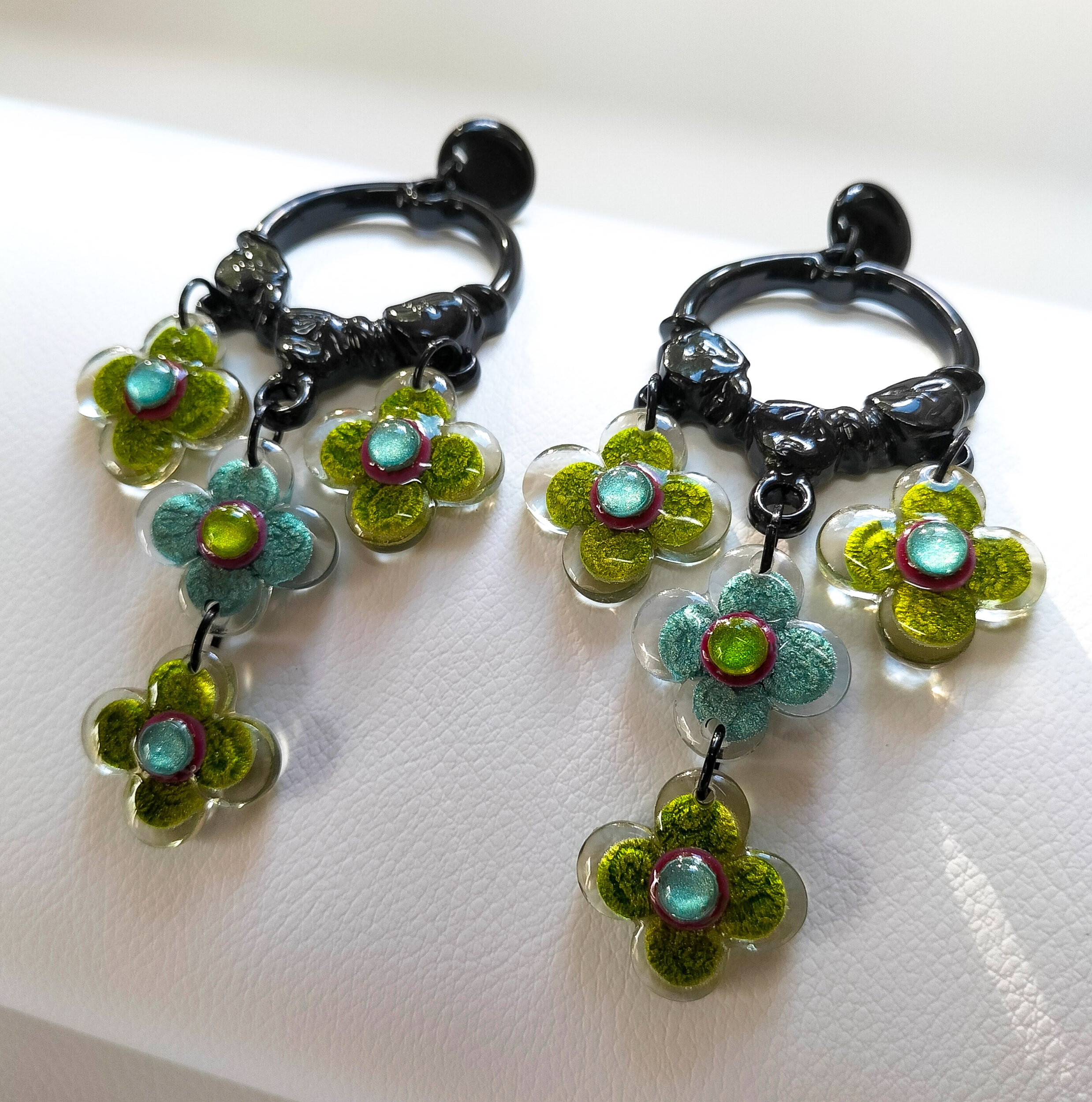 Boucles-oreilles-xxl-fleurs-vertes-bleues-4
