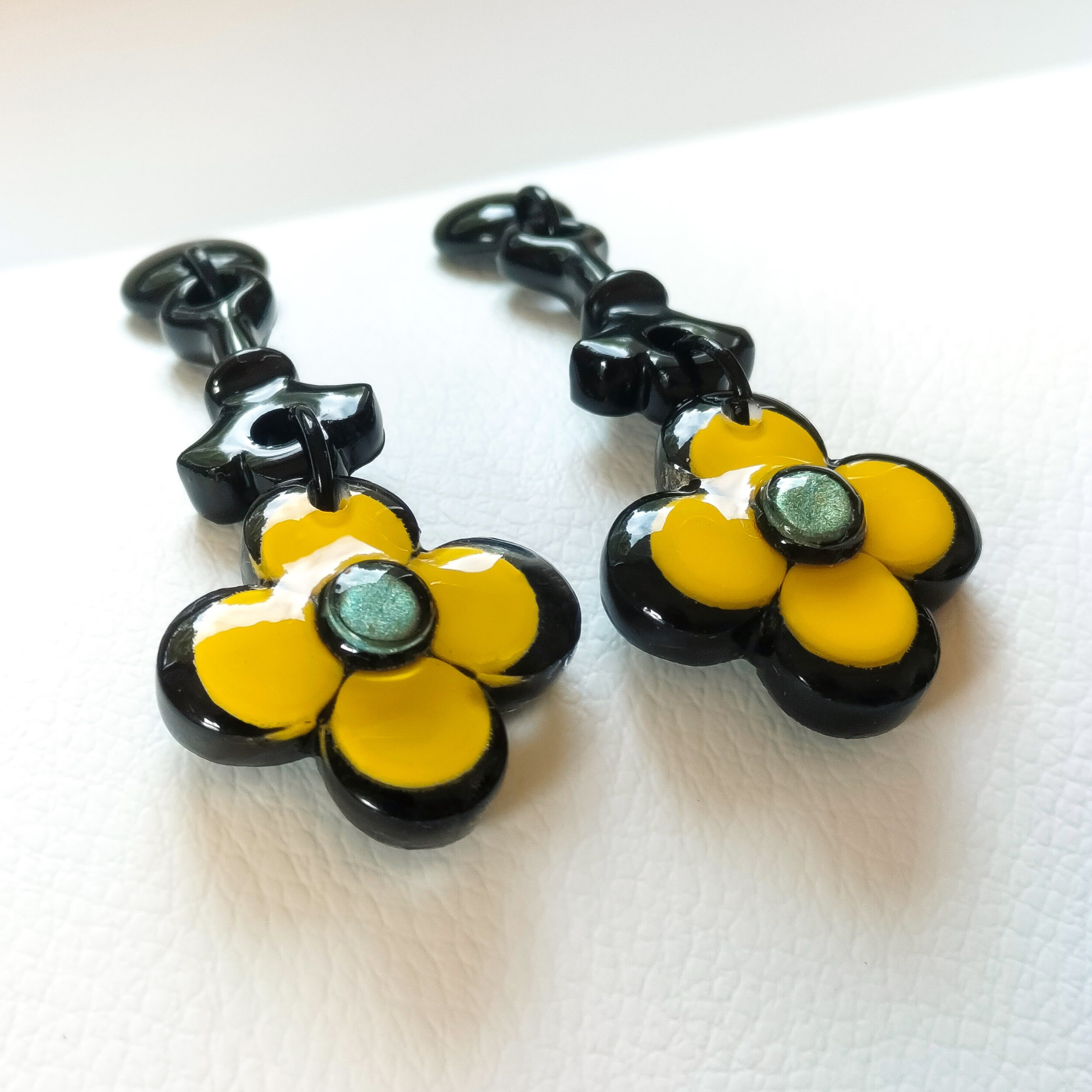 Boucles-oreilles-moyennes-fleur-jaune-noire-6