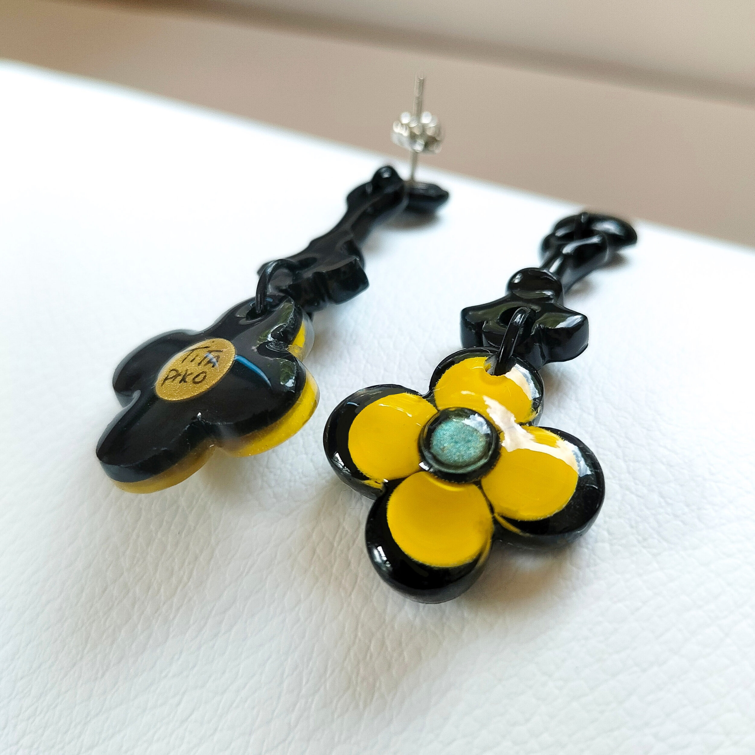 Boucles-oreilles-moyennes-fleur-jaune-noire-7