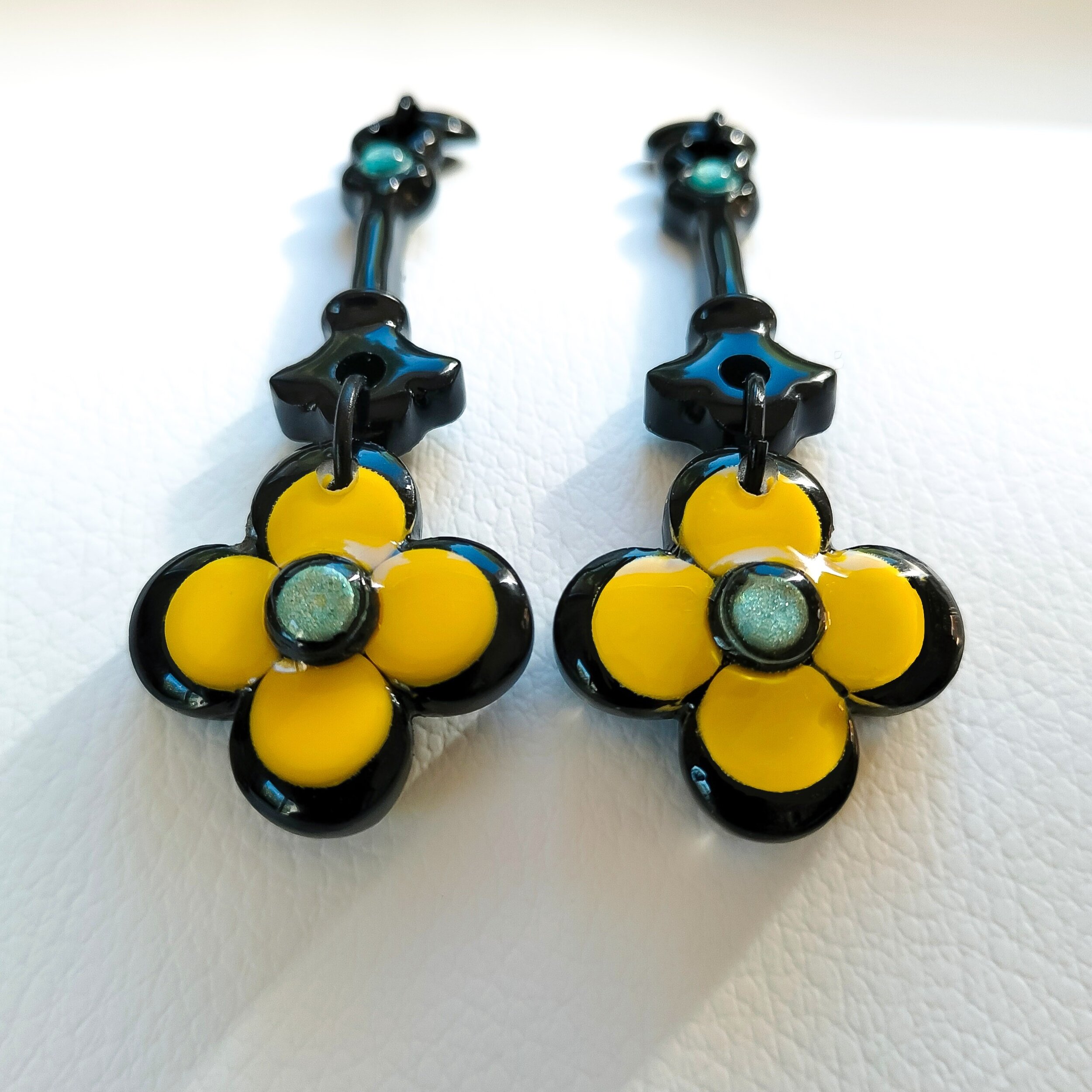 Boucles-oreilles-longues-fleurs-jaunes-noires-7 (1)