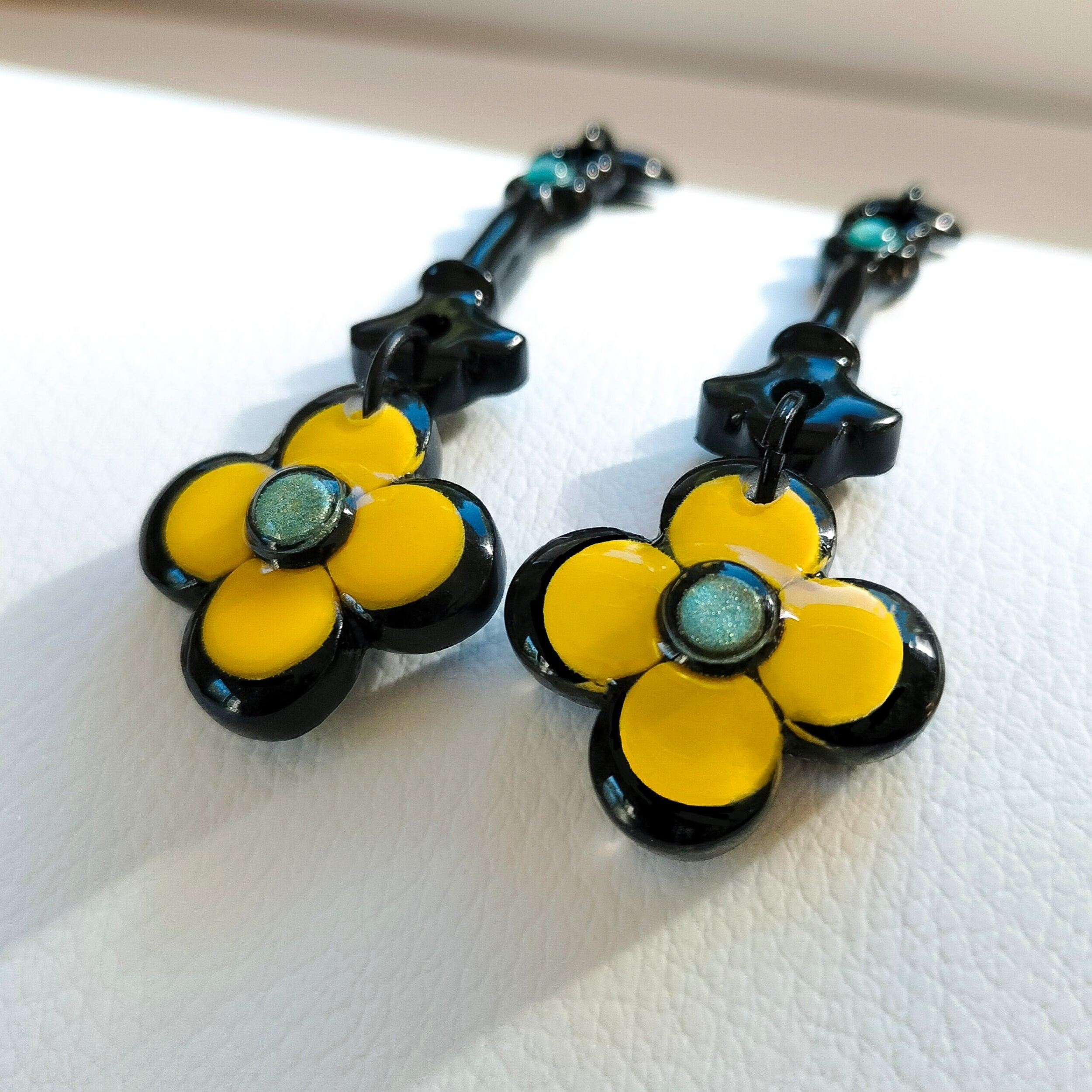 Boucles-oreilles-longues-fleurs-jaunes-noires-3 (1)