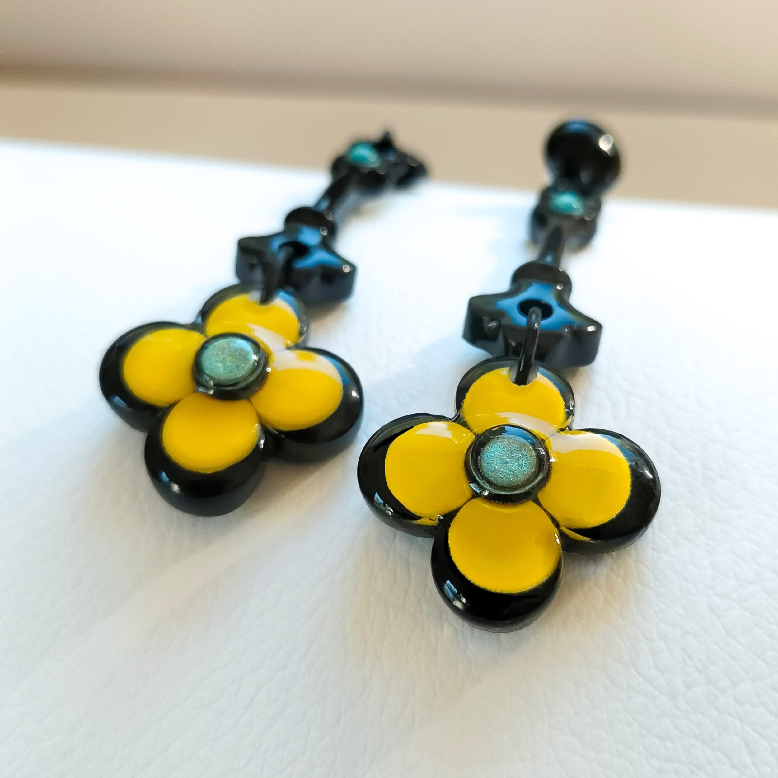 Boucles-oreilles-longues-fleurs-jaunes-noires-5 (1)