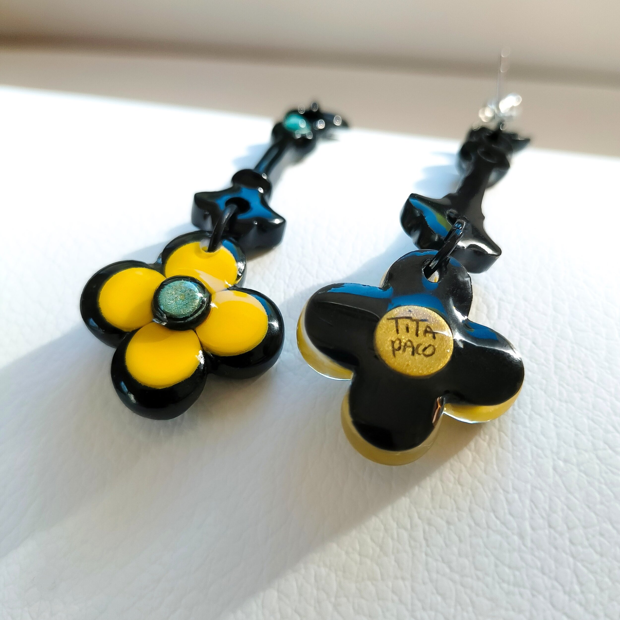 Boucles-oreilles-longues-fleurs-jaunes-noires-6