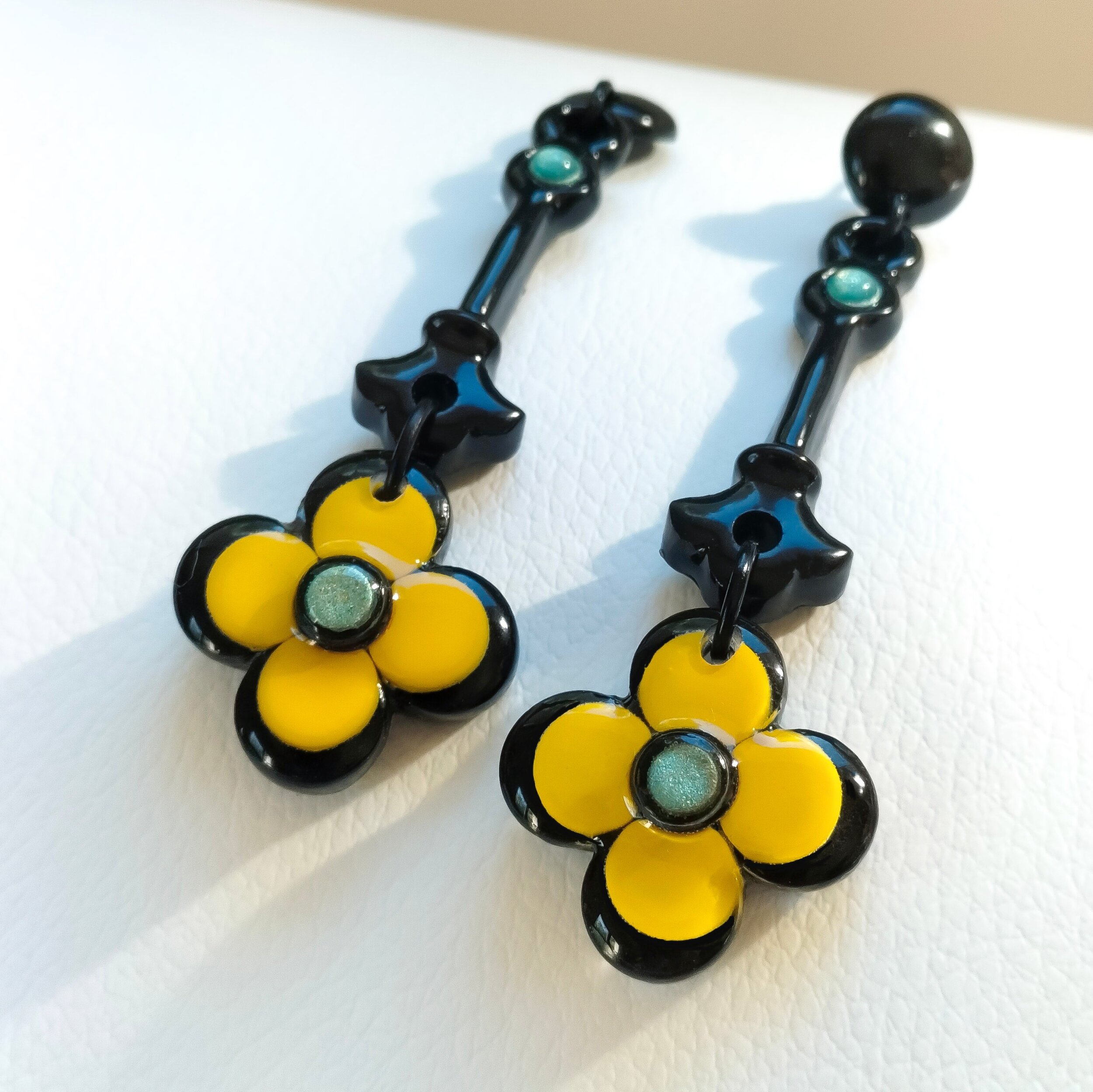 Boucles-oreilles-longues-fleurs-jaunes-noires-10