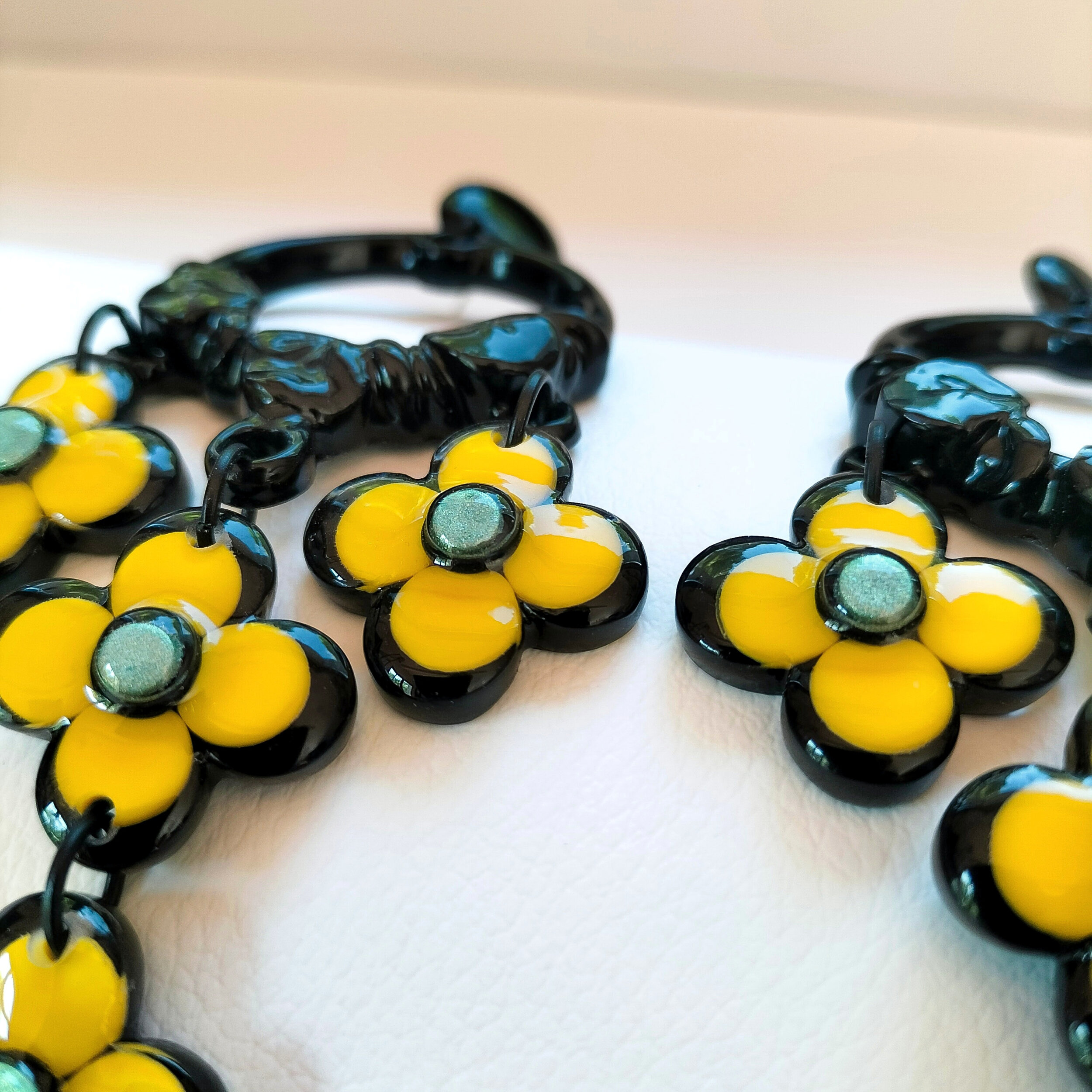 Boucles-oreilles-xxl-fleurs-jaunes-noires-8