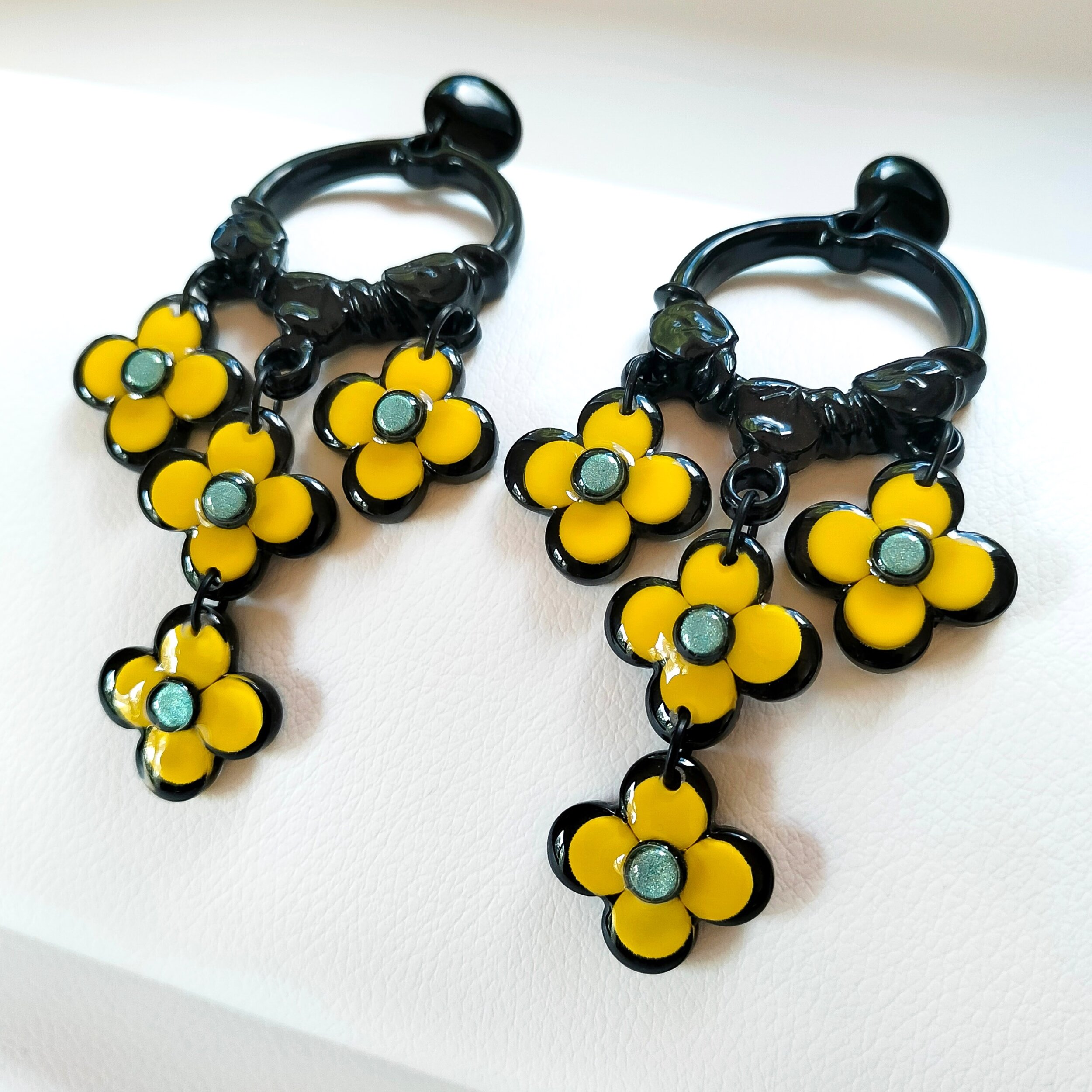 Boucles-oreilles-xxl-fleurs-jaunes-noires-10