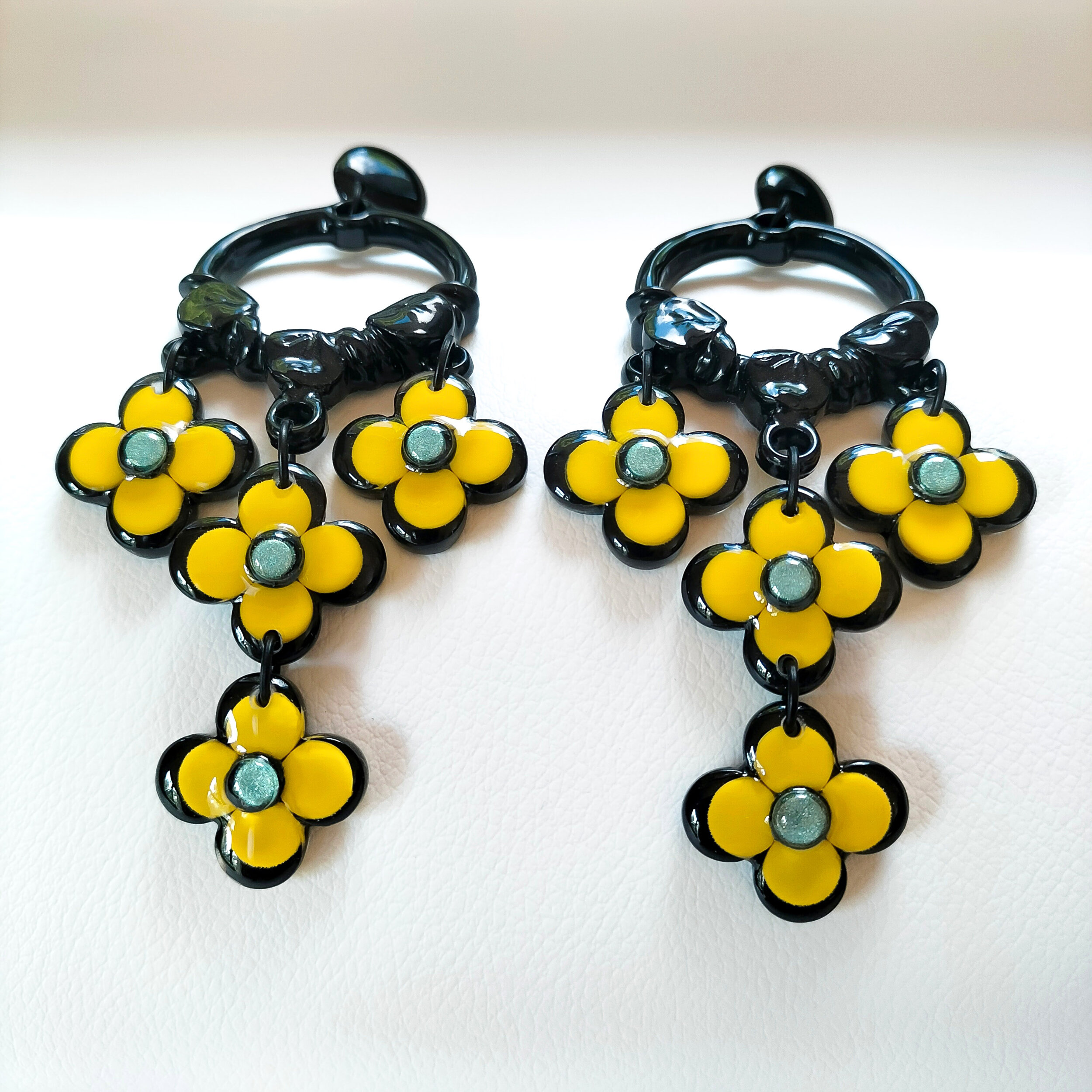 Boucles-oreilles-xxl-fleurs-jaunes-noires-6