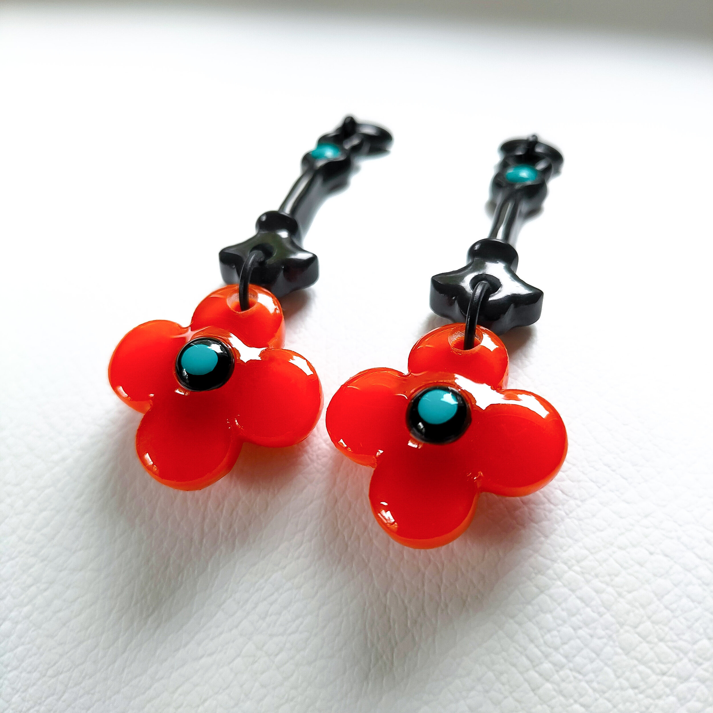 Boucles-d-oreilles-fleurs-oranges-tiges-noires-L-2