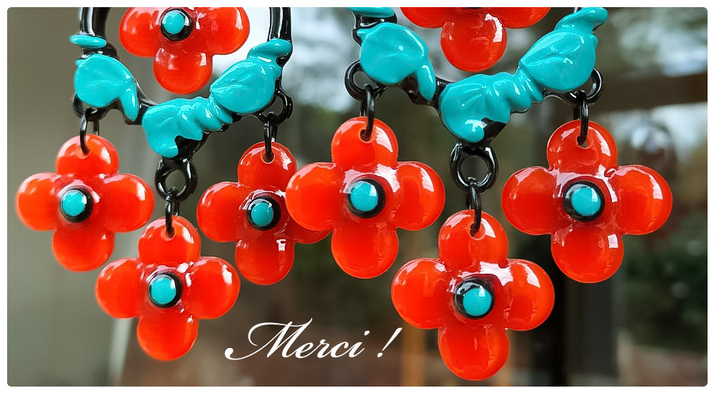 Carte de remerciements avec boucles d'oreilles grandes pendantes à créoles noires et fleurs orange