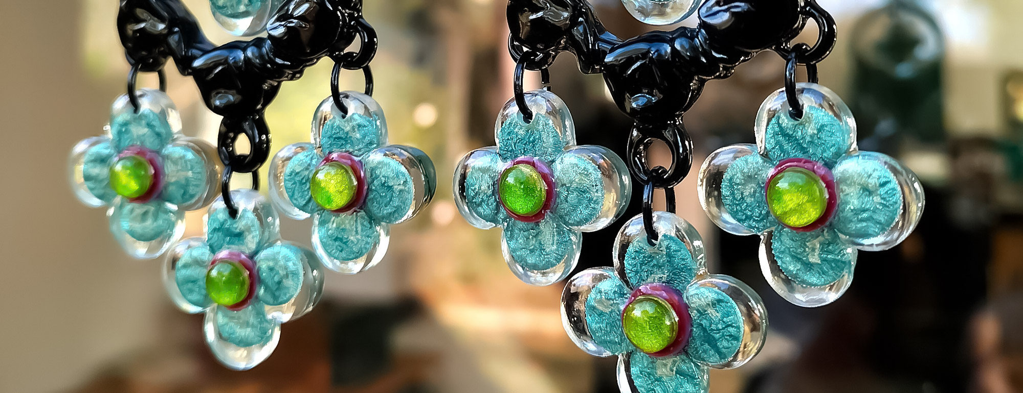 boucles d'oreilles pendantes avec créoles noires et fleurs transparentes et bleues