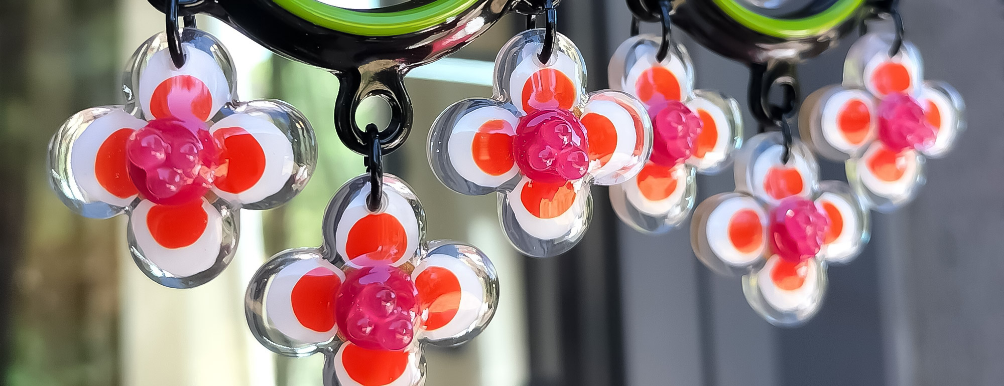 Boucles d'oreilles avec créoles noires et fleurs blanches, orange et roses suspendues