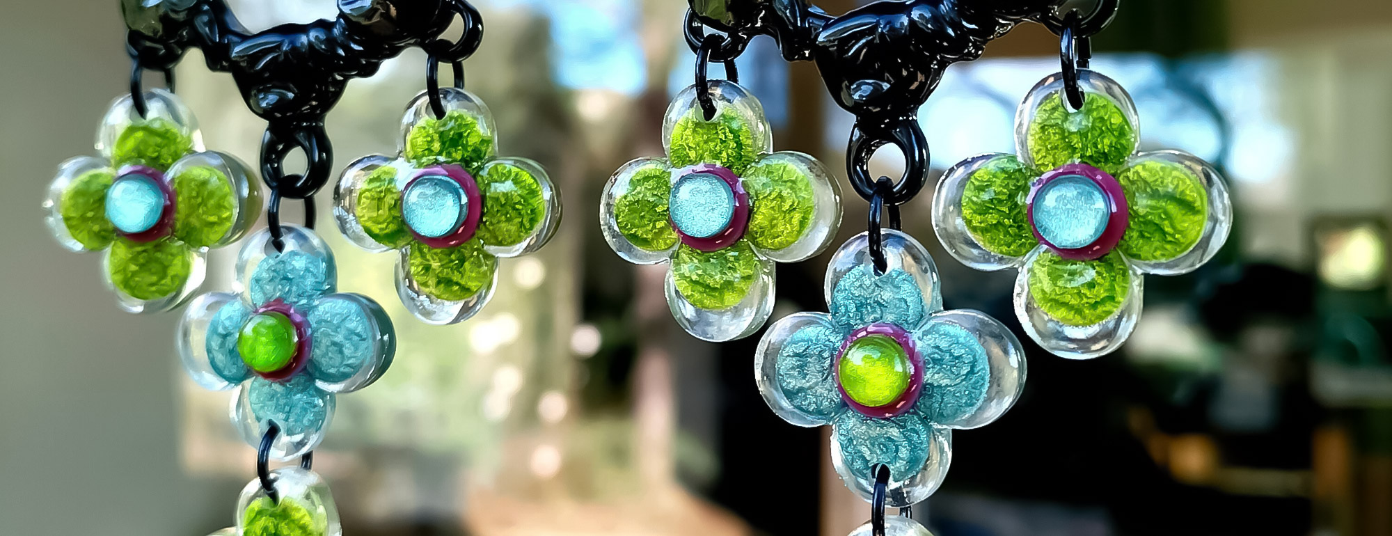boucles d'oreilles poids plumes et maxi volume à fleurs vertes, bleues et créoles noires