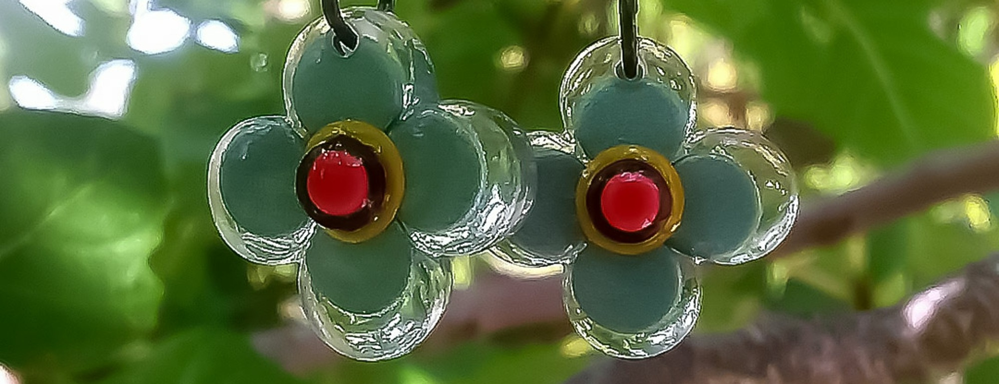 boucles d'oreilles en résine, petites avec fleurs bleues et contour transparent