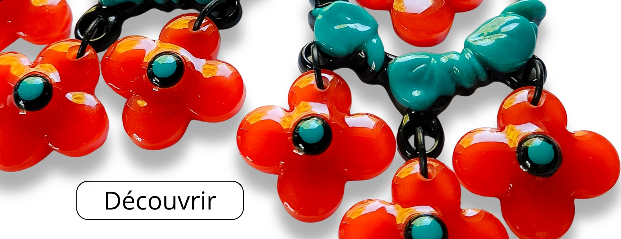 Boucles d'oreilles grandes à fleurs orange, noires et turquoises montées sur créoles avec feuillage