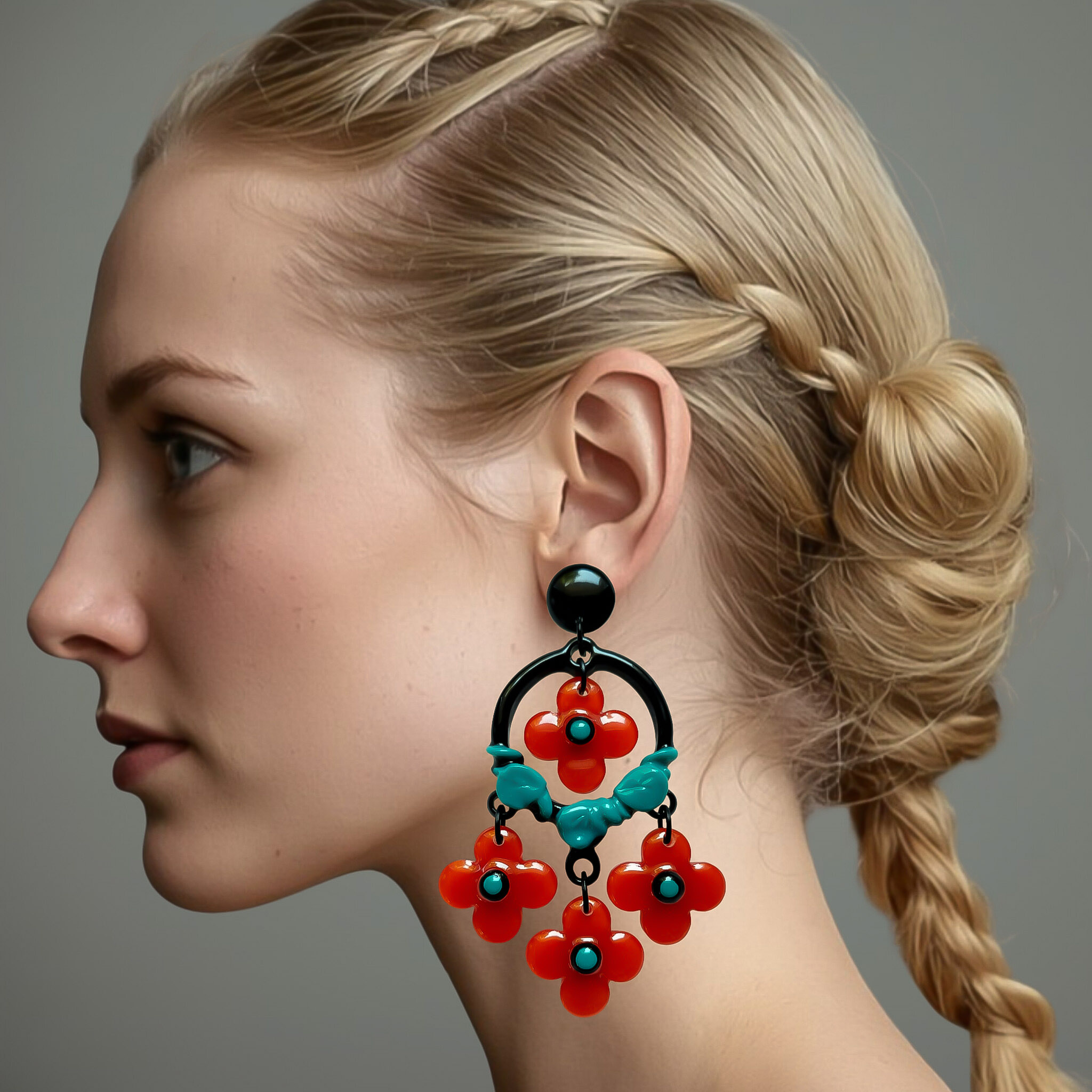 Grande boucle d'oreilles créole noire et turquoise avec fleurs orange sur visage de femme de profil