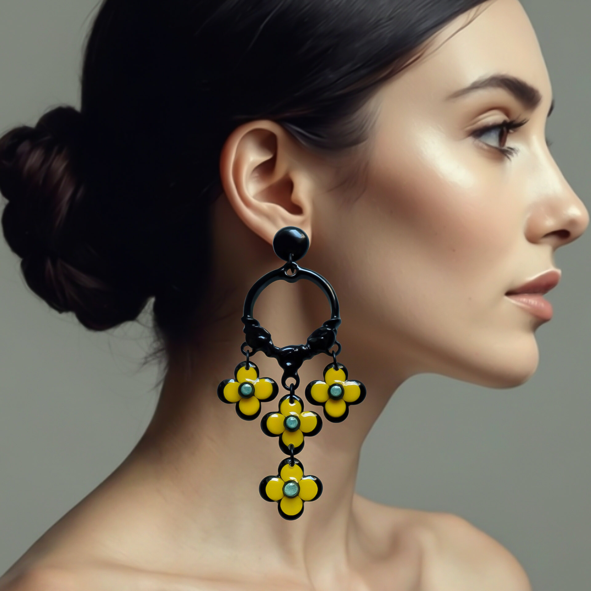 Boucles d'oreilles oversize créoles noires et fleurs jaunes à cœurs bleu glacier portée par visage féminin de profil